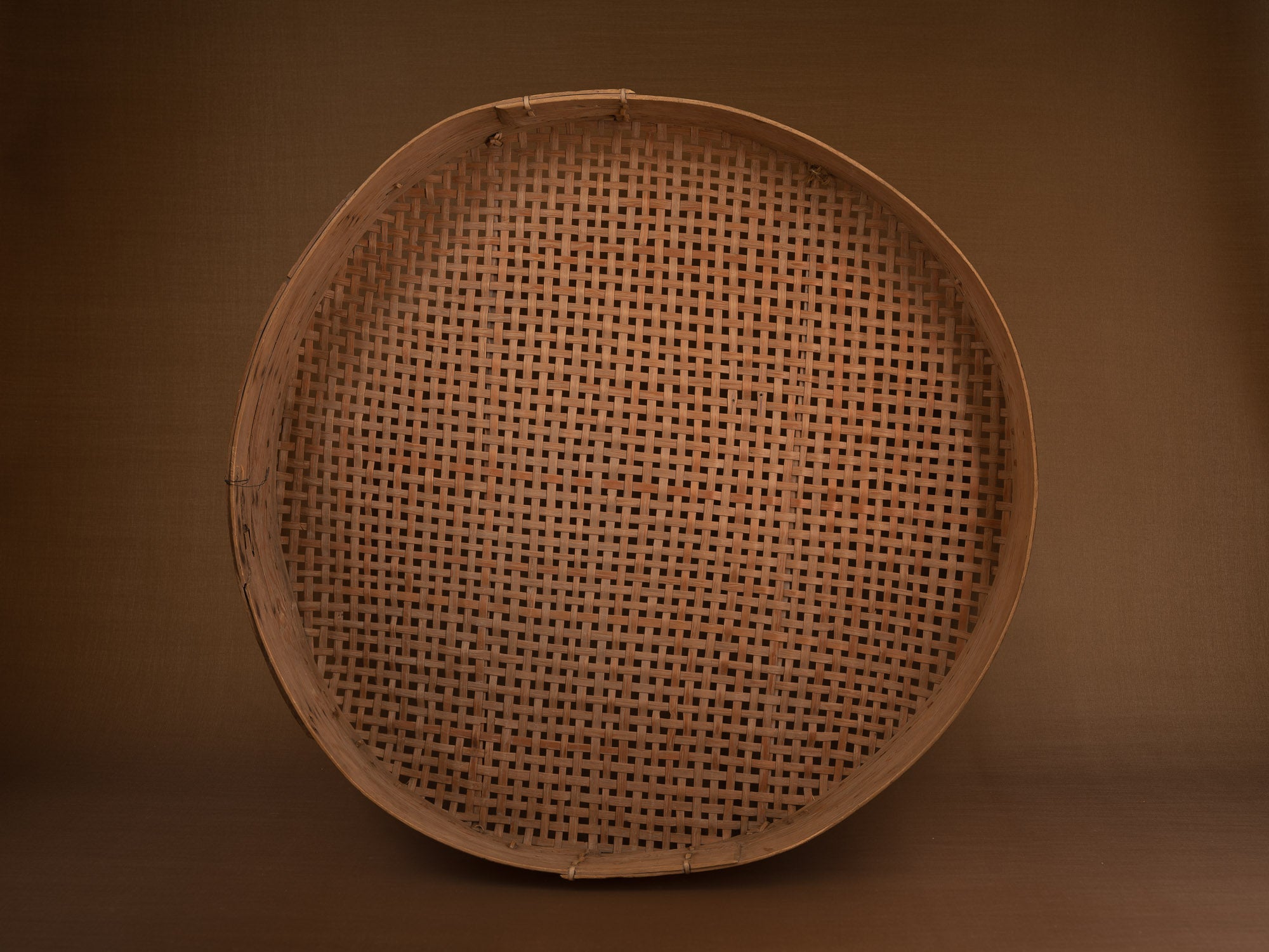 Mitate, rare tamis monumental du Jämtland en tressage de bouleau, Suède (Fin du XIXe siècle)..Mitate, old huge sieve in birch, Sweden (late 19th century)
