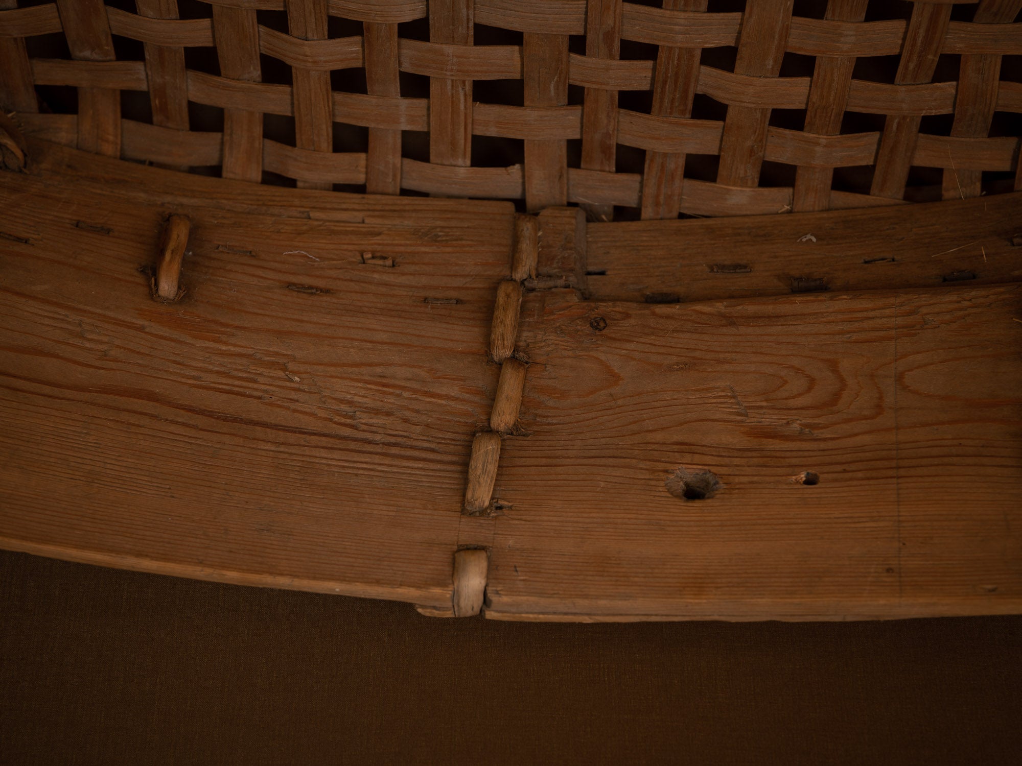 Mitate, rare tamis monumental du Jämtland en tressage de bouleau, Suède (Fin du XIXe siècle)..Mitate, old huge sieve in birch, Sweden (late 19th century)