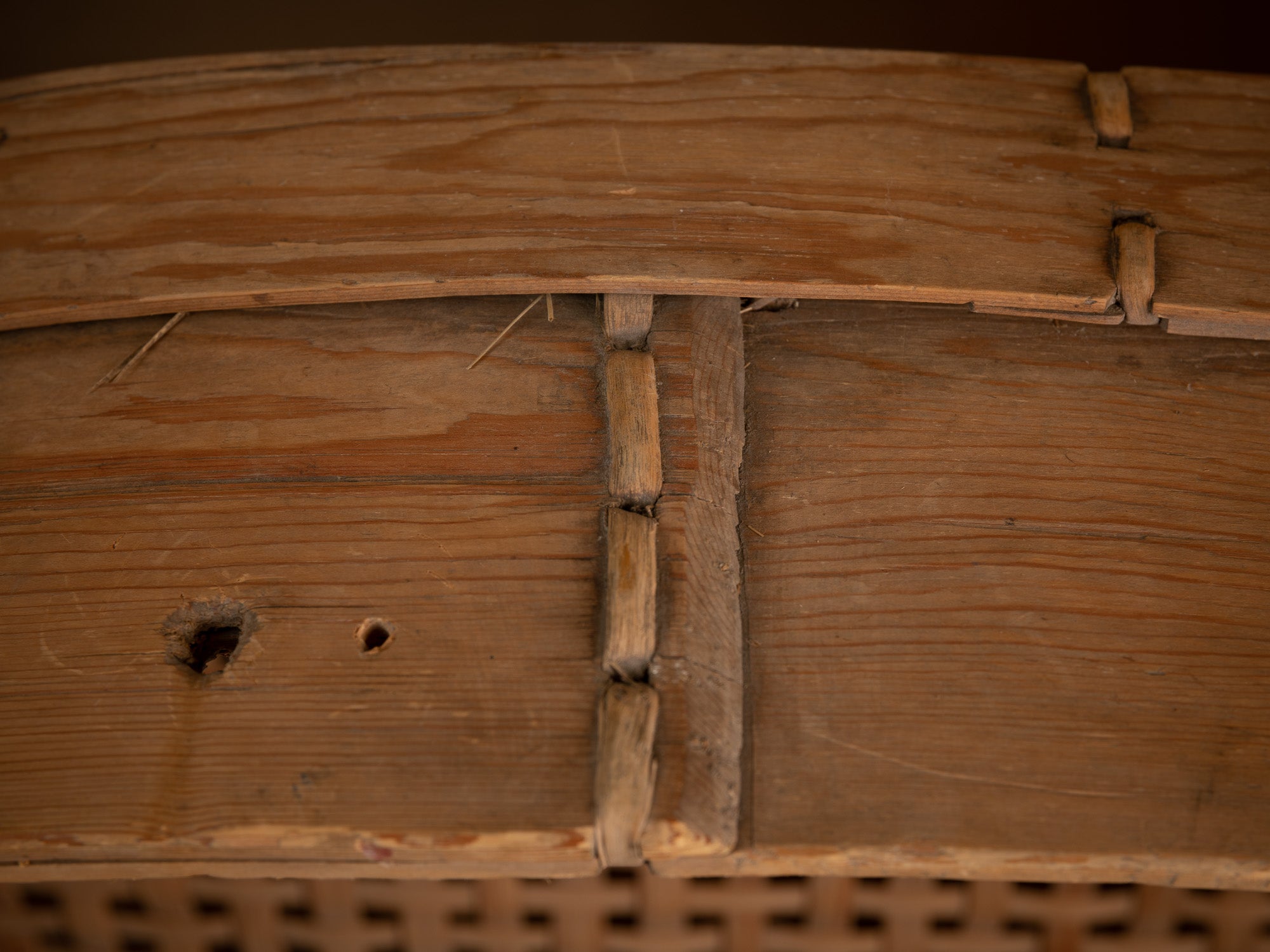 Mitate, rare tamis monumental du Jämtland en tressage de bouleau, Suède (Fin du XIXe siècle)..Mitate, old huge sieve in birch, Sweden (late 19th century)