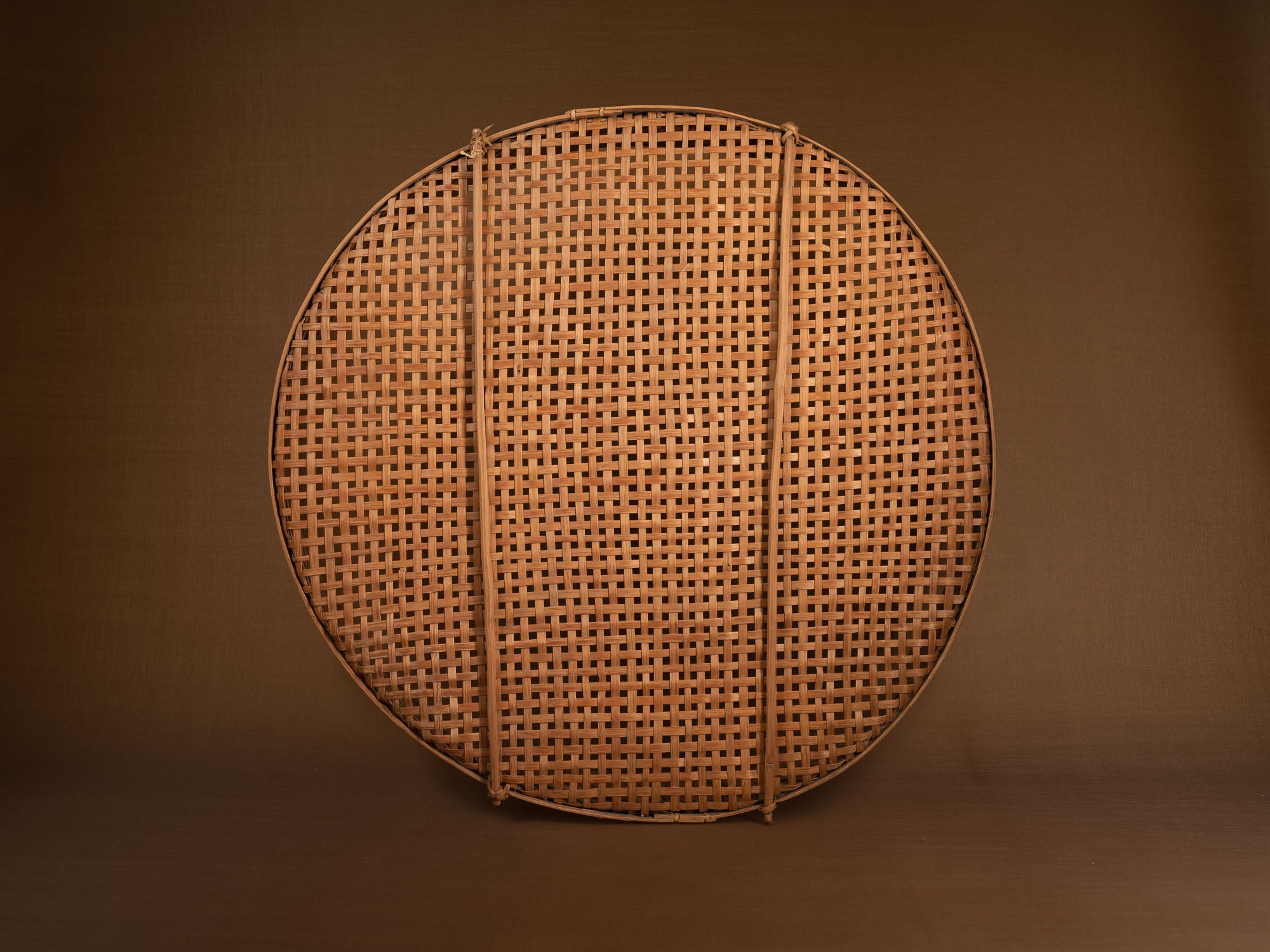 Mitate, rare tamis monumental du Jämtland en tressage de bouleau, Suède (Fin du XIXe siècle)..Mitate, old huge sieve in birch, Sweden (late 19th century)