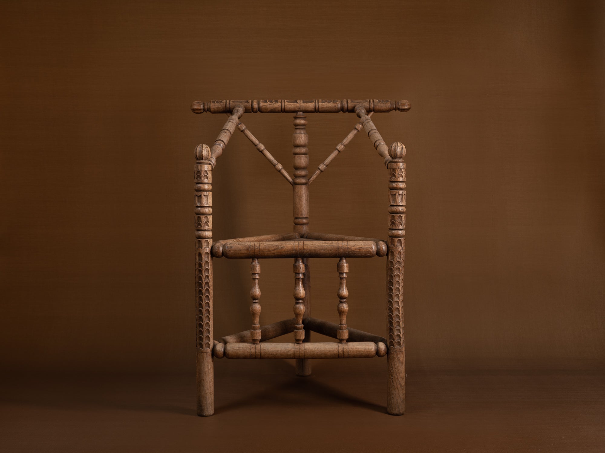 Rare Fauteuil "monk", art paysan, Suède (fin du XIXe siècle)..Rare "monk" armchair, peasant art, Sweden (late 19th century)