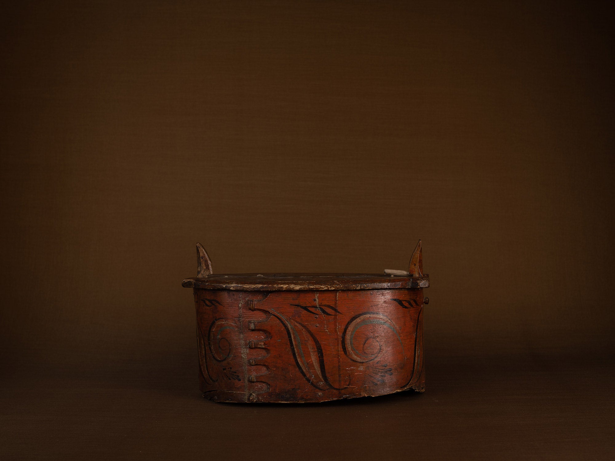 Ancienne boîte peinte en lames de bouleau courbées, Suède (XIXe siècle)..Old birch slat painted box, Sweden (19th century)