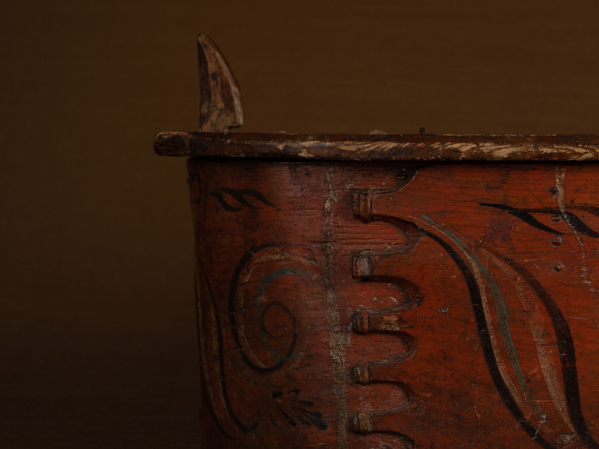 Ancienne boîte peinte en lames de bouleau courbées, Suède (XIXe siècle)..Old birch slat painted box, Sweden (19th century)