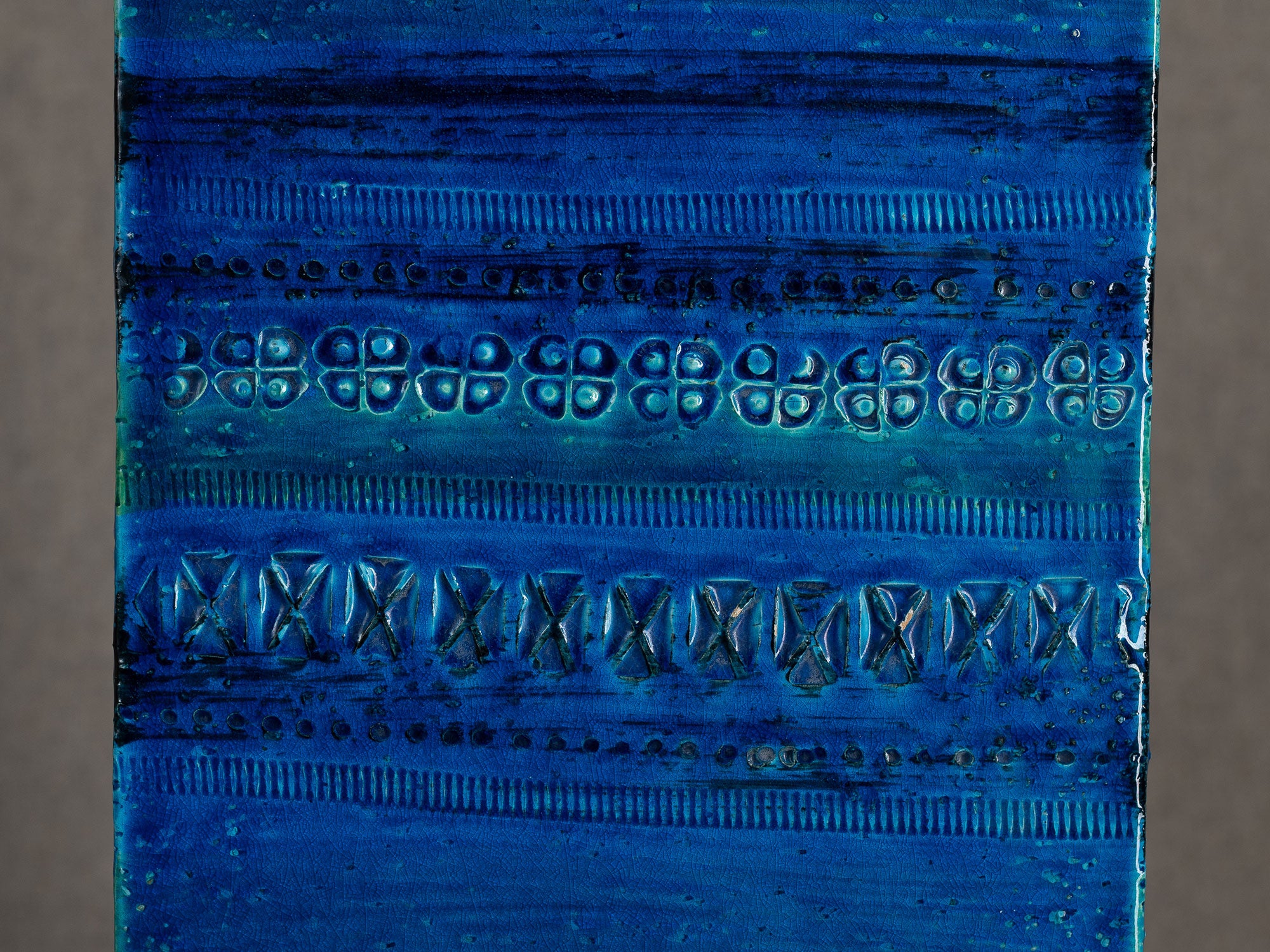 Important vase "Rimini blu" à section carrée en faïence par Aldo Londi pour Bitossi, Italie (vers 1965)..Large Rimini blue earthenware square vase by Aldo Londi for Bitossi, Italy (circa 1965)