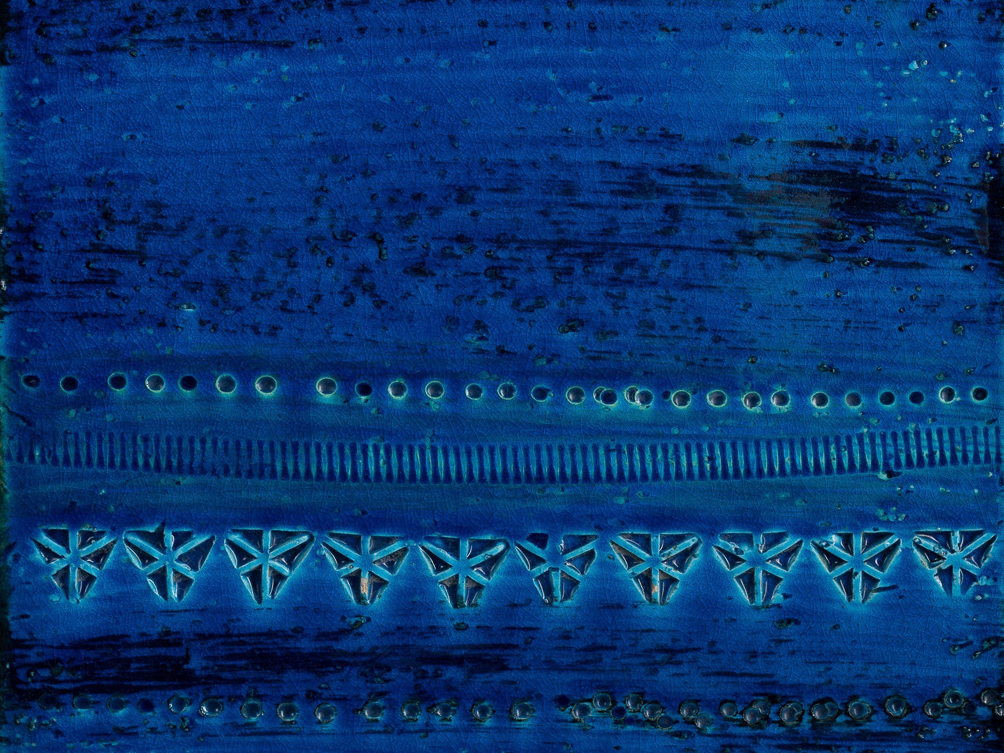 Important vase "Rimini blu" à section carrée en faïence par Aldo Londi pour Bitossi, Italie (vers 1965)..Large Rimini blue earthenware square vase by Aldo Londi for Bitossi, Italy (circa 1965)
