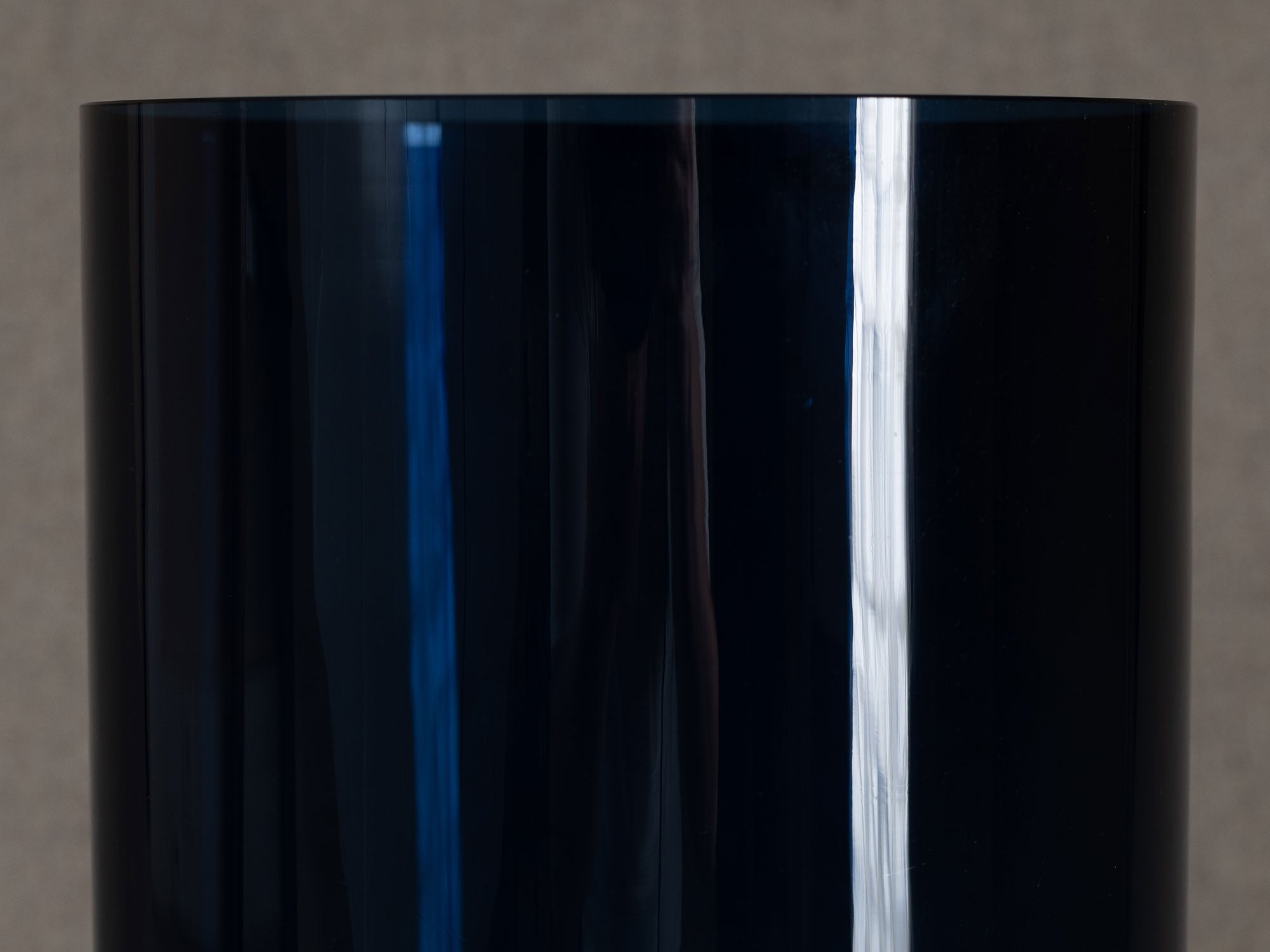 Grand vase bleu "Purtilo" de Kaj Franck pour Nuutajärvi Notsjo, Finlande (1967-72)..Large blue Purtilo vase by Kaj Franck for Nuutajärvi Notsjo, Finland (1967-72)