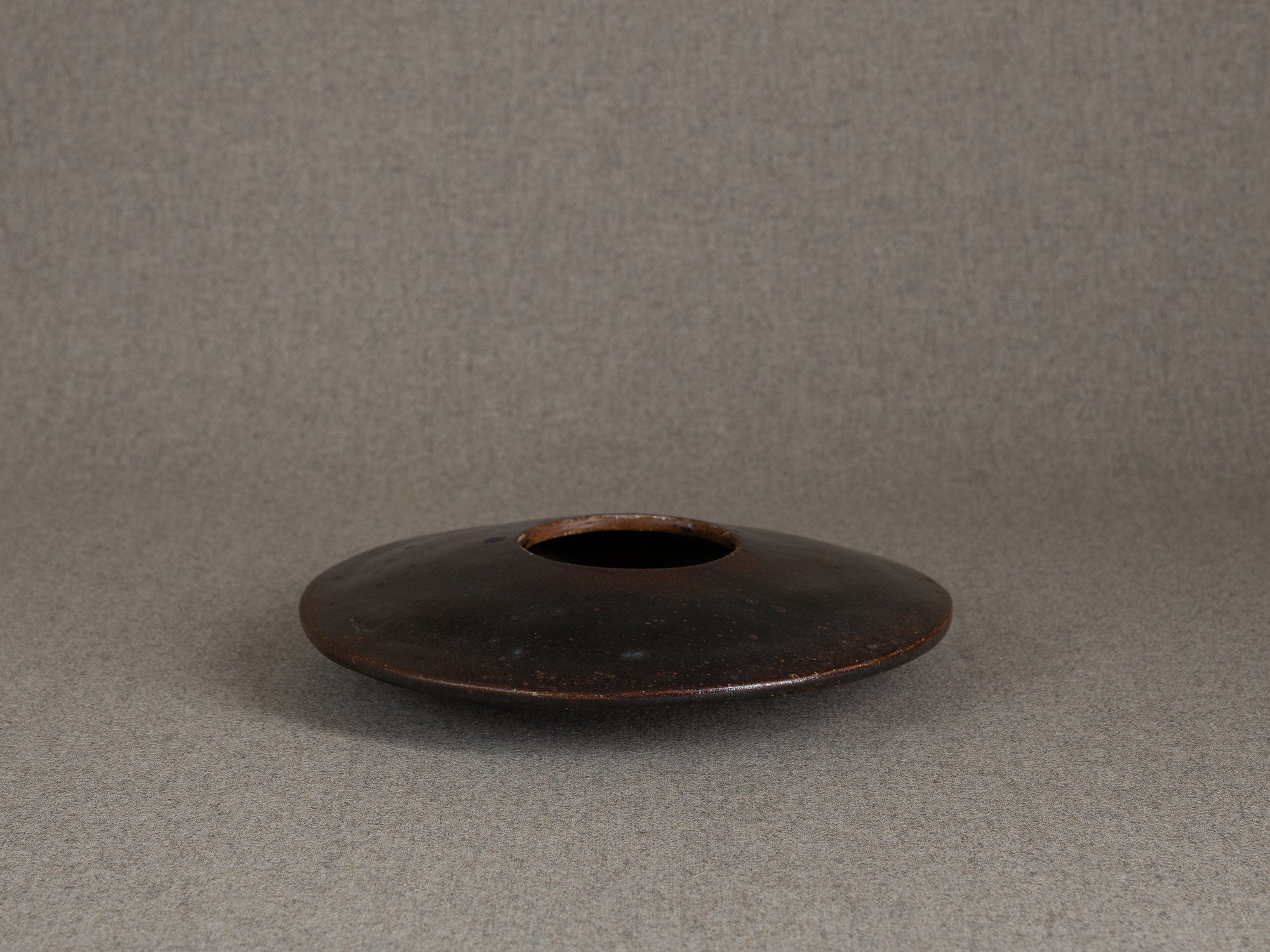 Rare vase soucoupe pour l'ikebana de Jean-Claude Séris, France (vers 1980)..Rare UFO vase for ikebana by Jean-Claude Séris, France (circa 1980)