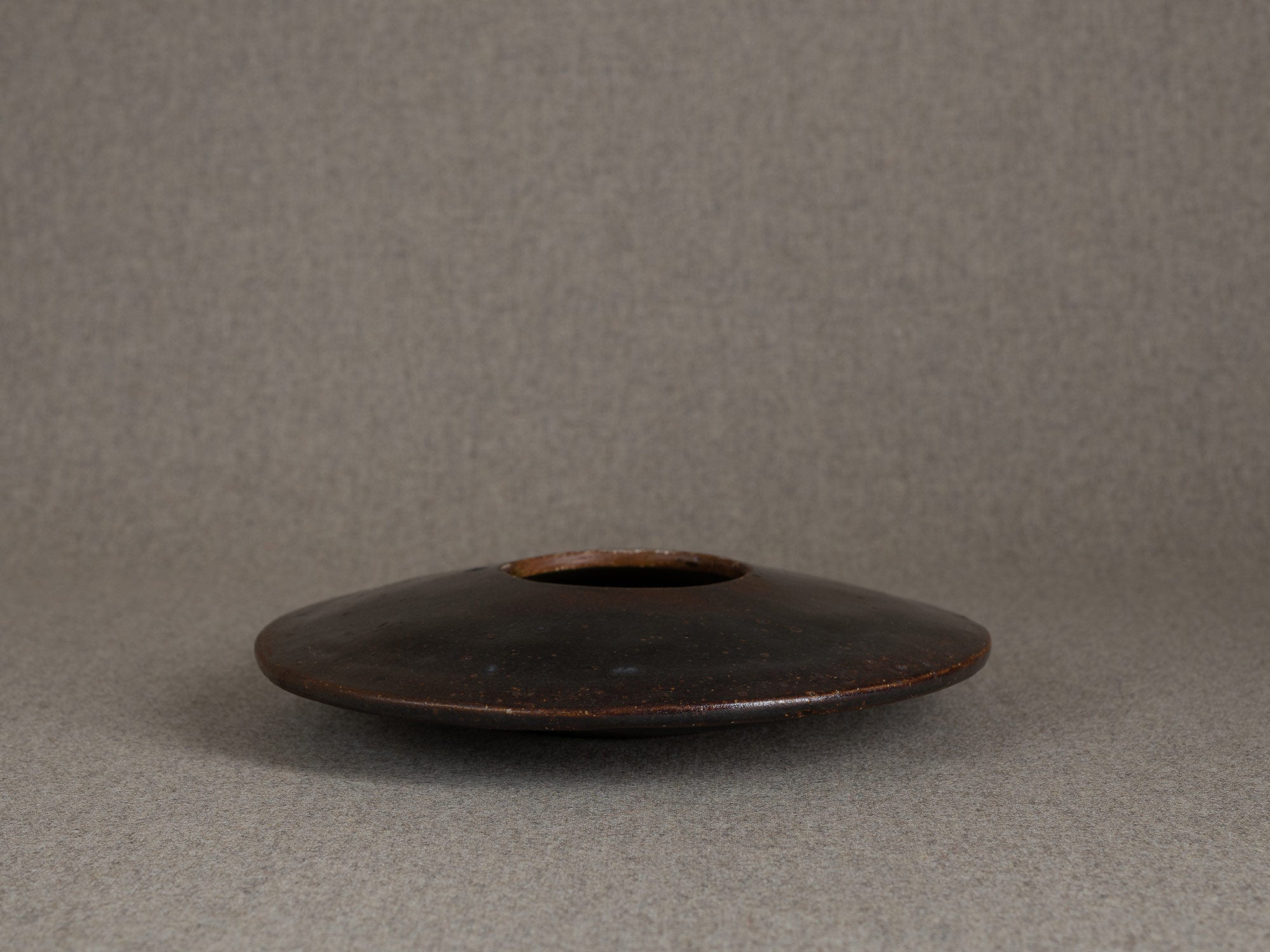 Rare vase soucoupe pour l'ikebana de Jean-Claude Séris, France (vers 1980)..Rare UFO vase for ikebana by Jean-Claude Séris, France (circa 1980)