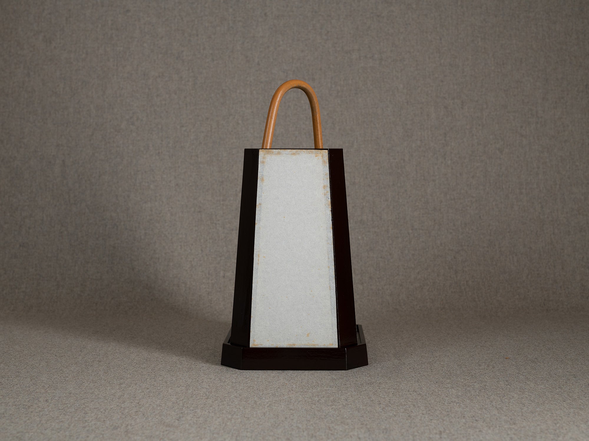 Lanterne andon en bois laqué brun, Japon (milieu du XXe siècle)..Andon lantern in brown lacquered wood, Japan (mid-20th century)