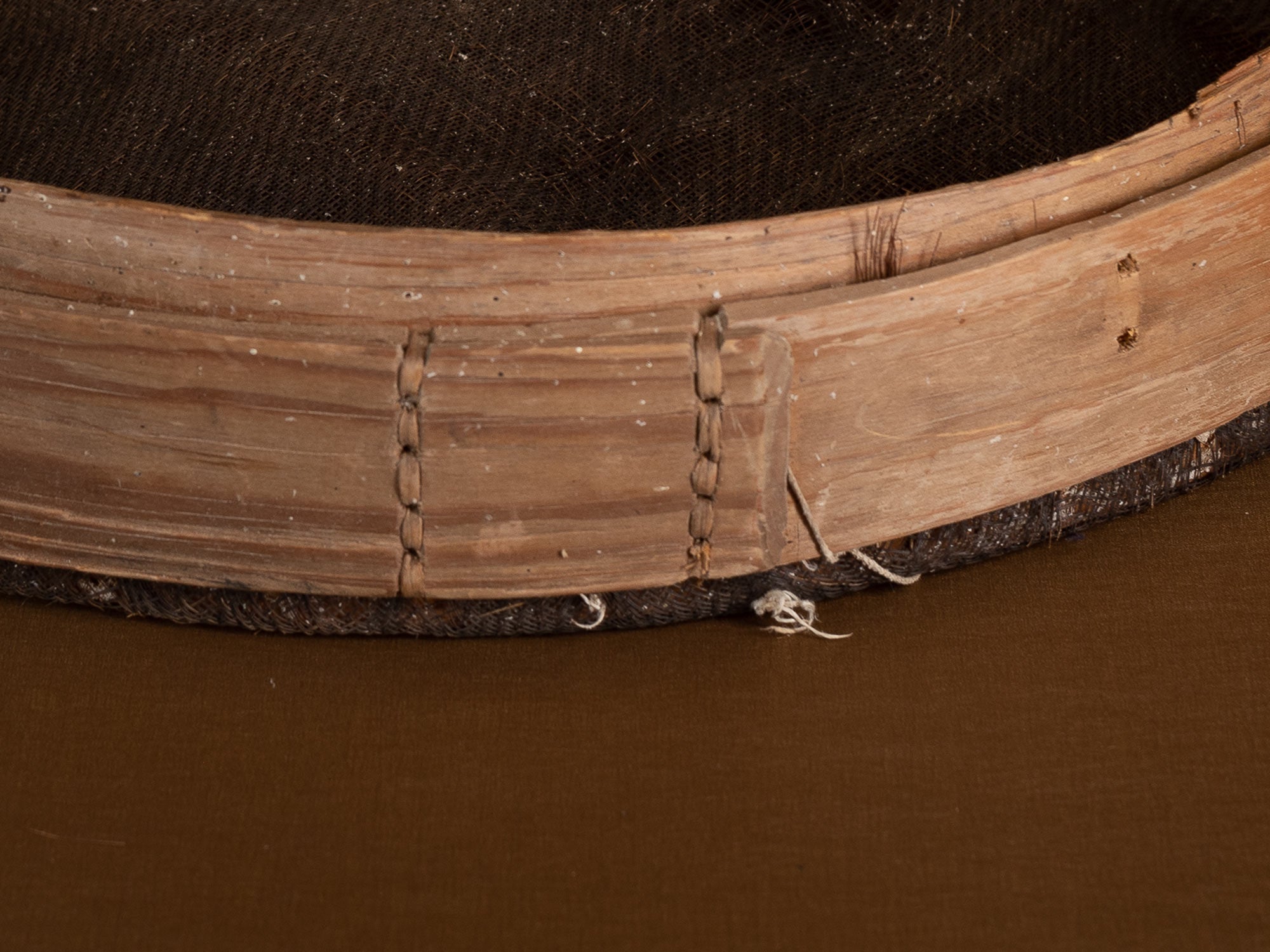 Mitate mono, tamis ancien en bouleau et cotonnade, Suède (Fin du XIXe siècle)..Mitate mono, old sieve in birch and cotton, Sweden (late 19th century)