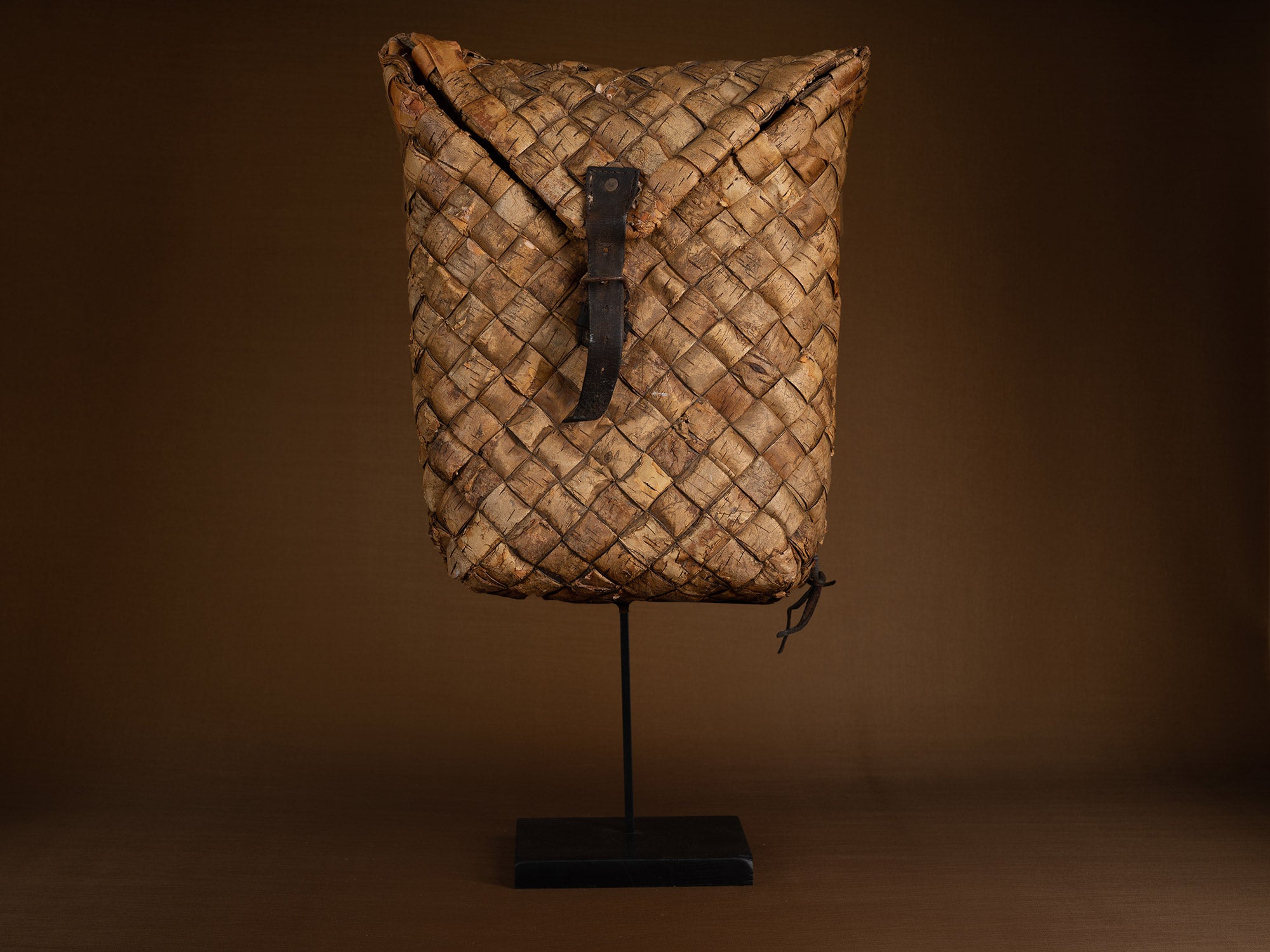 Sac à dos en vannerie d'écorce de bouleau, Suède (Début du XXe siècle)..Birch basketwork backpack, Sweden (early 20th century)