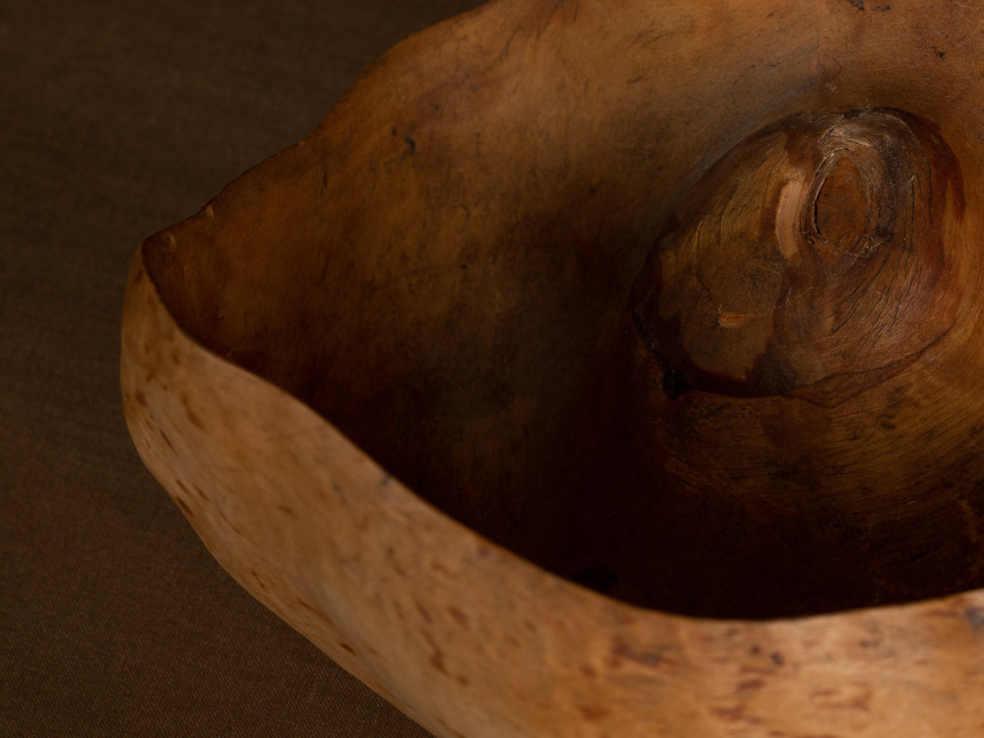 Coupe paysanne monoxyle en broussin de bouleau, Suède (début du XXe siècle)..Peasant birch burl bowl, Sweden (early 20th century)