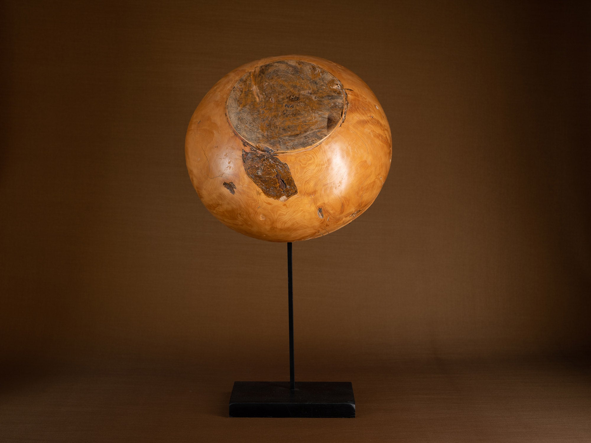 Large coupe paysanne monoxyle en bouleau, Suède (Fin du XIXe siècle)..Large peasant art birch burl bowl, Sweden (Late 19th century)
