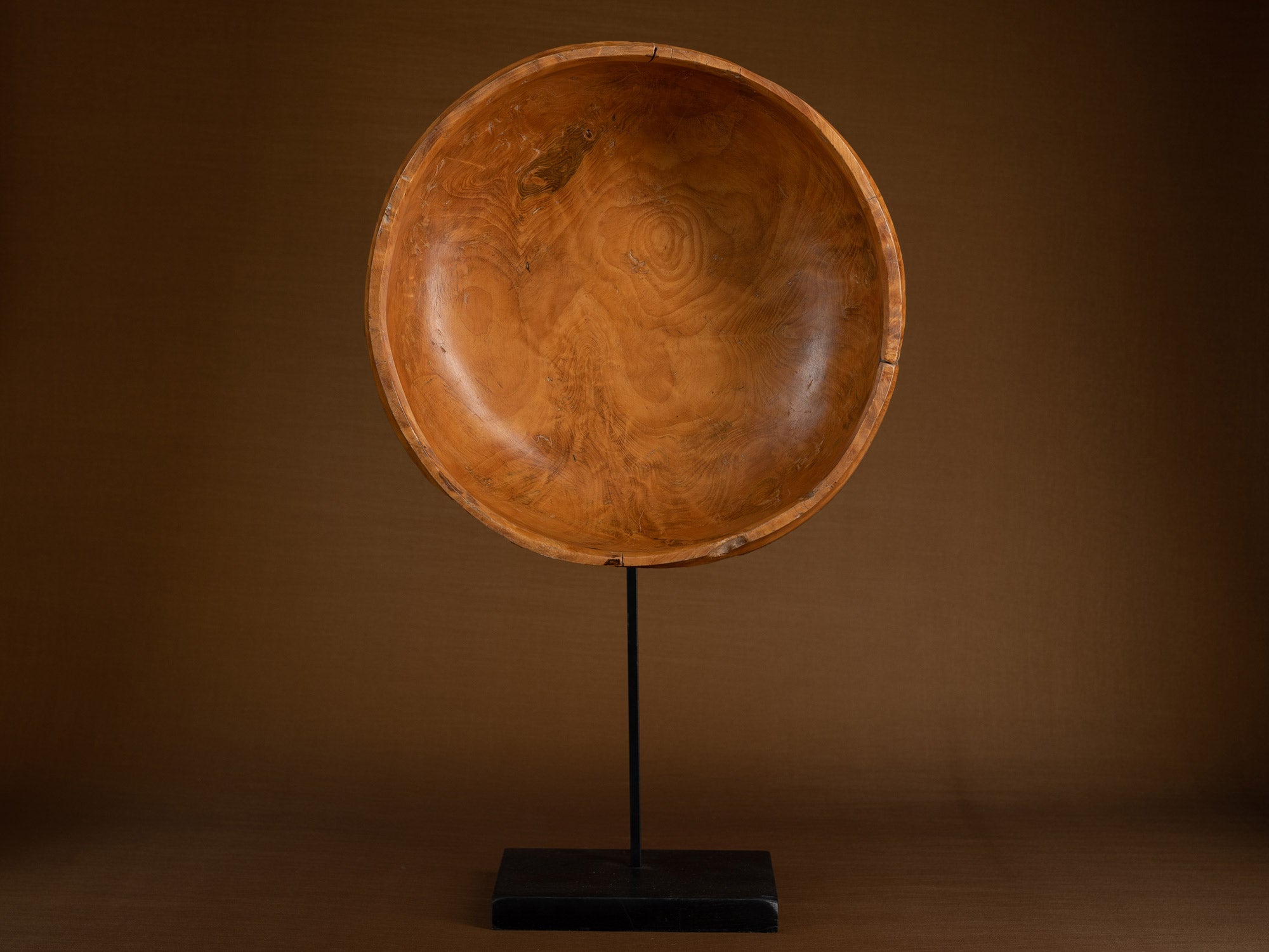 Large coupe paysanne monoxyle en bouleau, Suède (Fin du XIXe siècle)..Large peasant art birch burl bowl, Sweden (Late 19th century)
