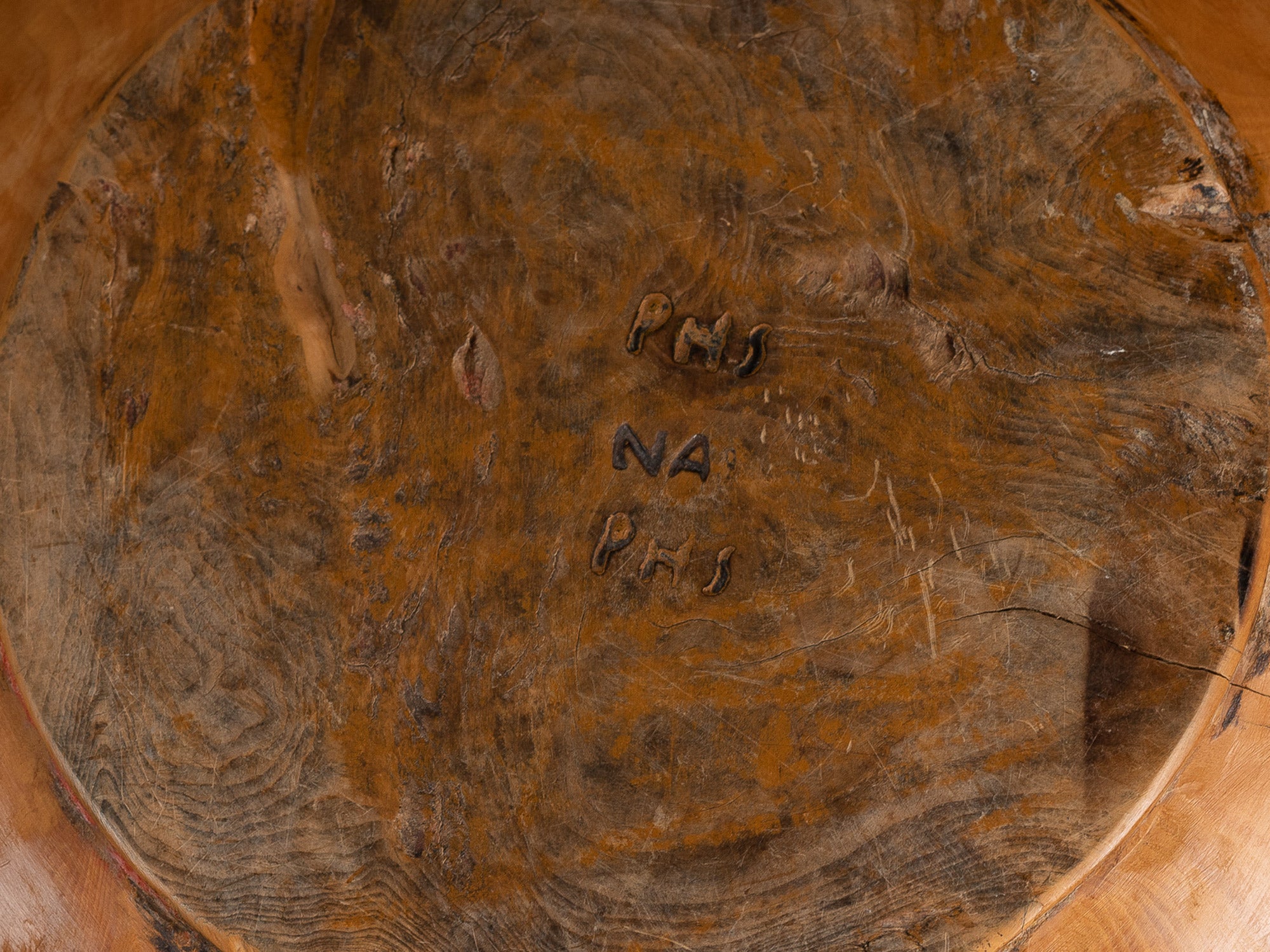 Large coupe paysanne monoxyle en bouleau, Suède (Fin du XIXe siècle)..Large peasant art birch burl bowl, Sweden (Late 19th century)