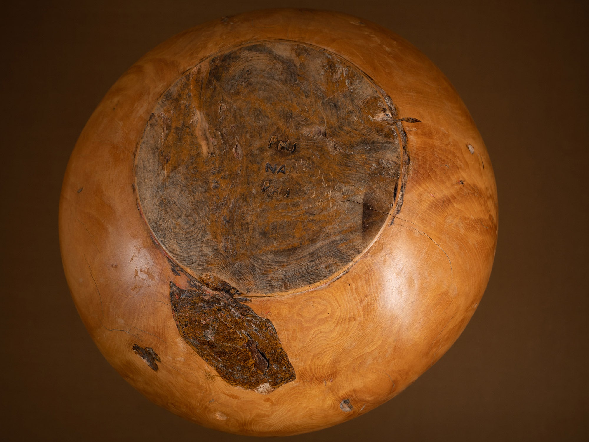 Large coupe paysanne monoxyle en bouleau, Suède (Fin du XIXe siècle)..Large peasant art birch burl bowl, Sweden (Late 19th century)