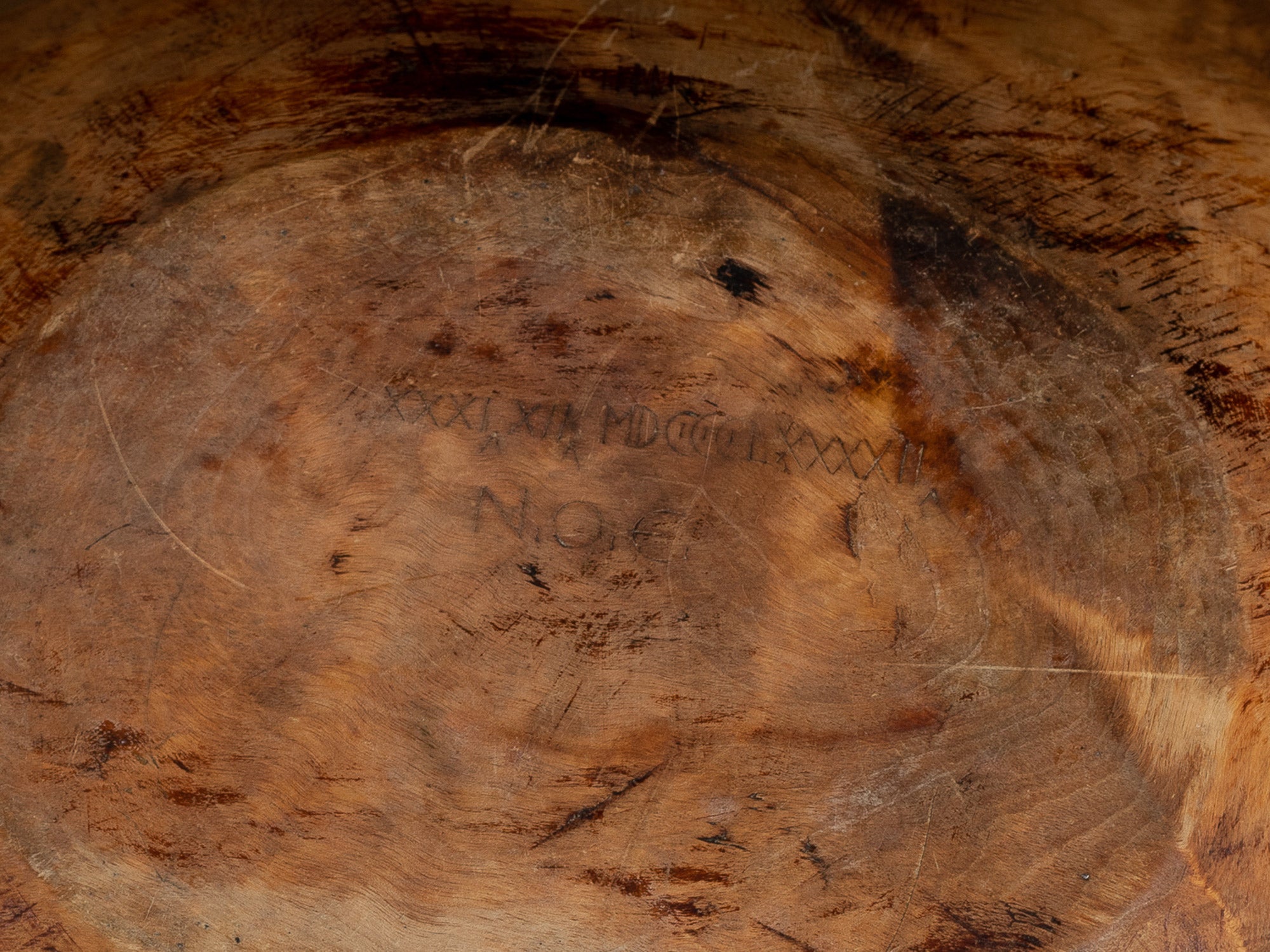 Coupe paysanne monoxyle en broussin de bouleau, Suède (1892)..Peasant birch burl bowl, Sweden (1892)