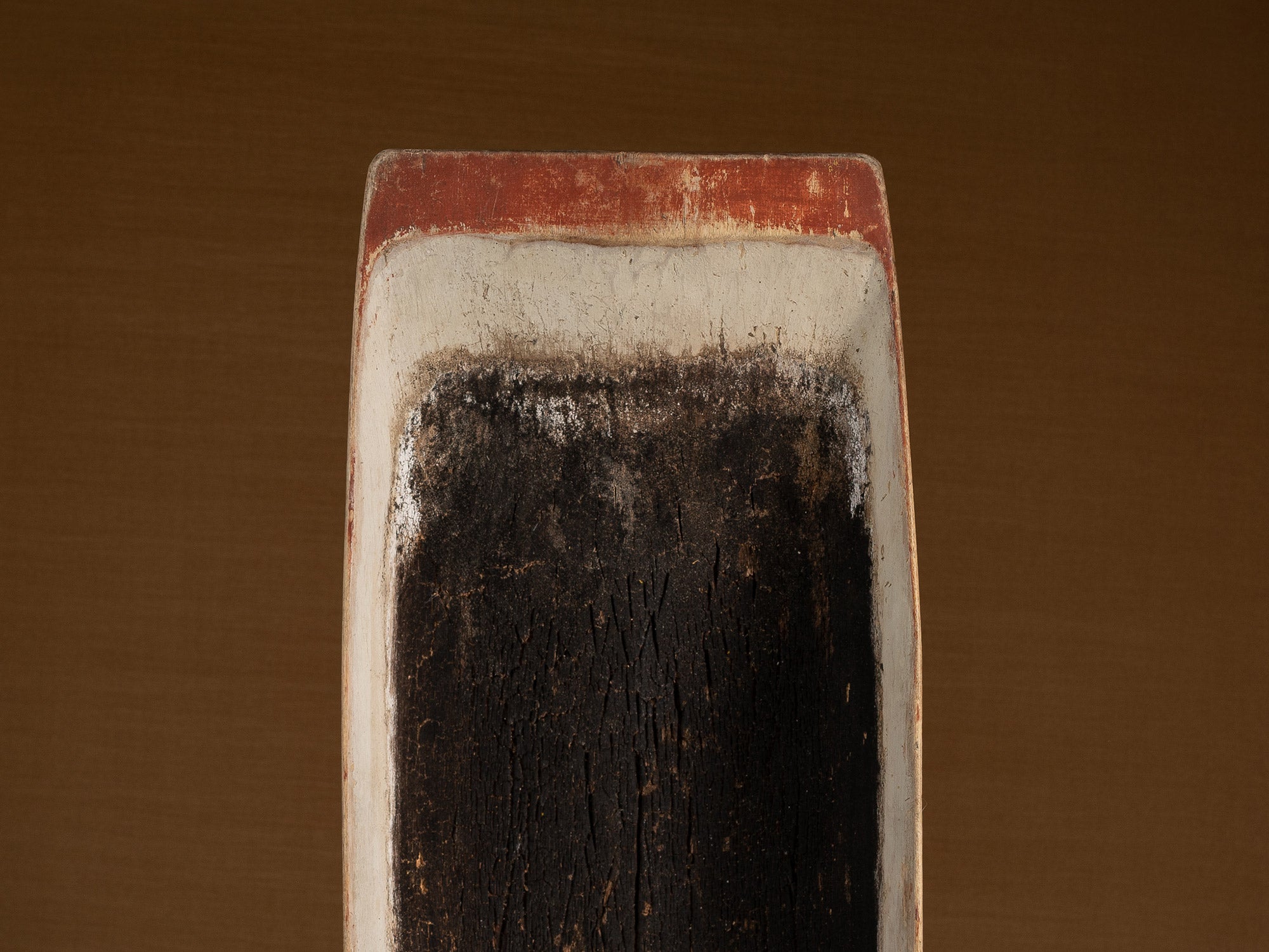 Grande coupe paysanne / pétrin monoxyle en bouleau peint, Suède (mitan du XIXe siècle)..Large peasant art birch bread bowl, Sweden (mid-19th century)