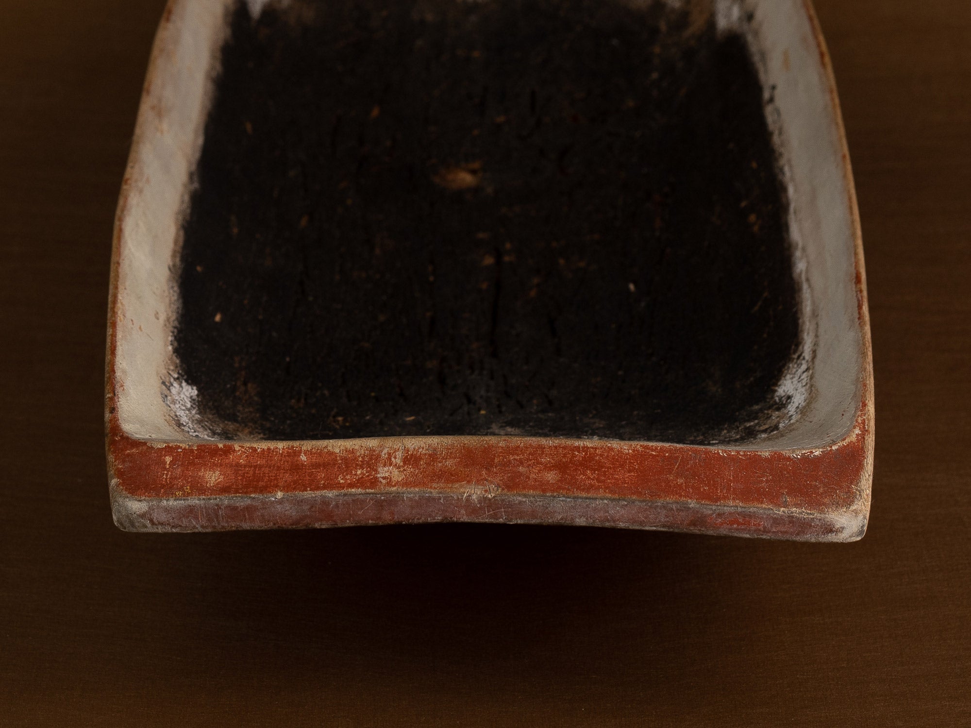 Grande coupe paysanne / pétrin monoxyle en bouleau peint, Suède (mitan du XIXe siècle)..Large peasant art birch bread bowl, Sweden (mid-19th century)