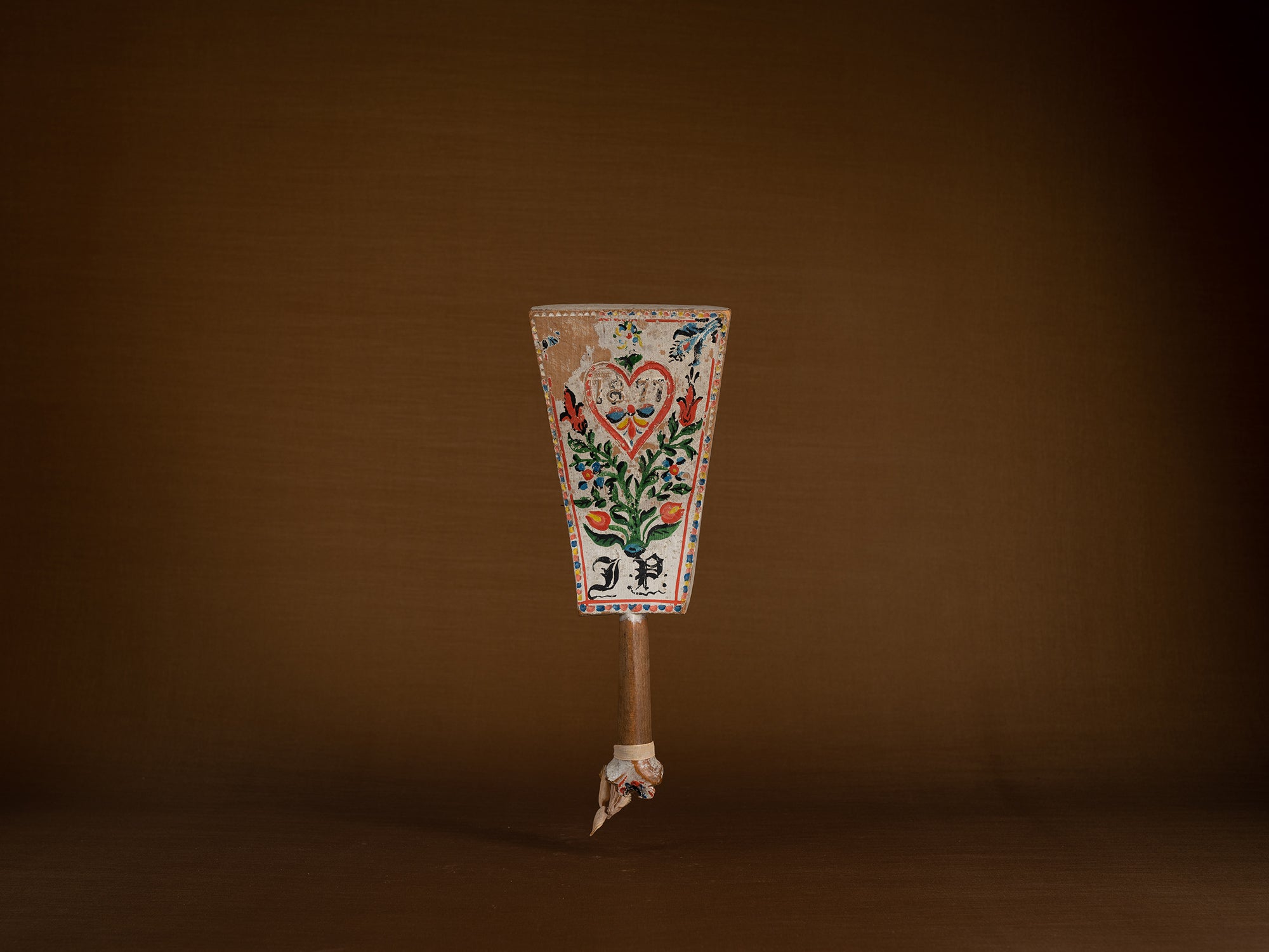 Battoir à linge de prétendant monoxyle polychrome, Suède (1877)..Polychrome wooden pretender's clap, Sweden (1877)