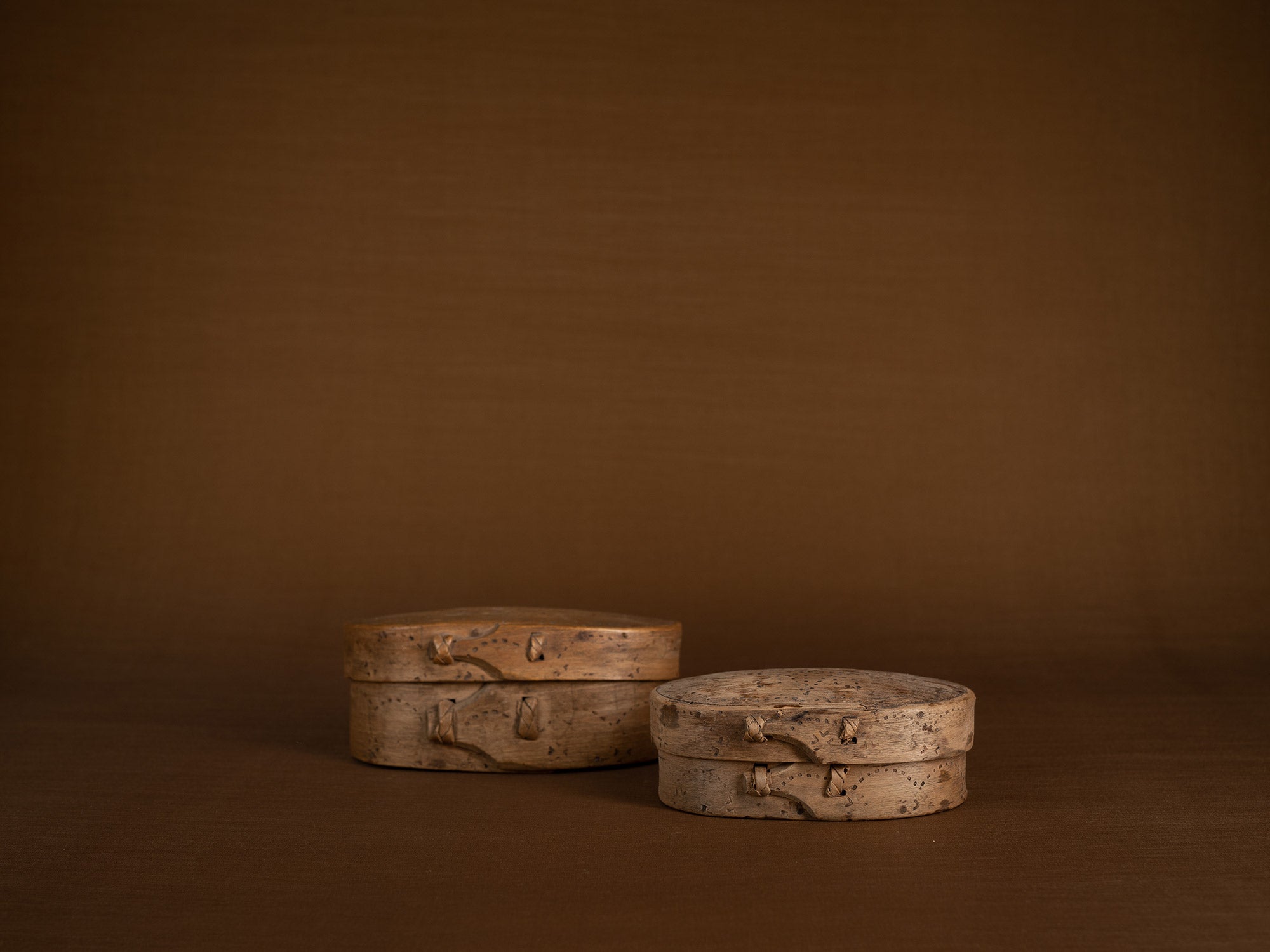 Ensemble d'anciennes boîtes en lames de bouleau courbées, Suède (XVIIe siècle)..Old birch slat boxes, set of 2, Sweden (17th century)