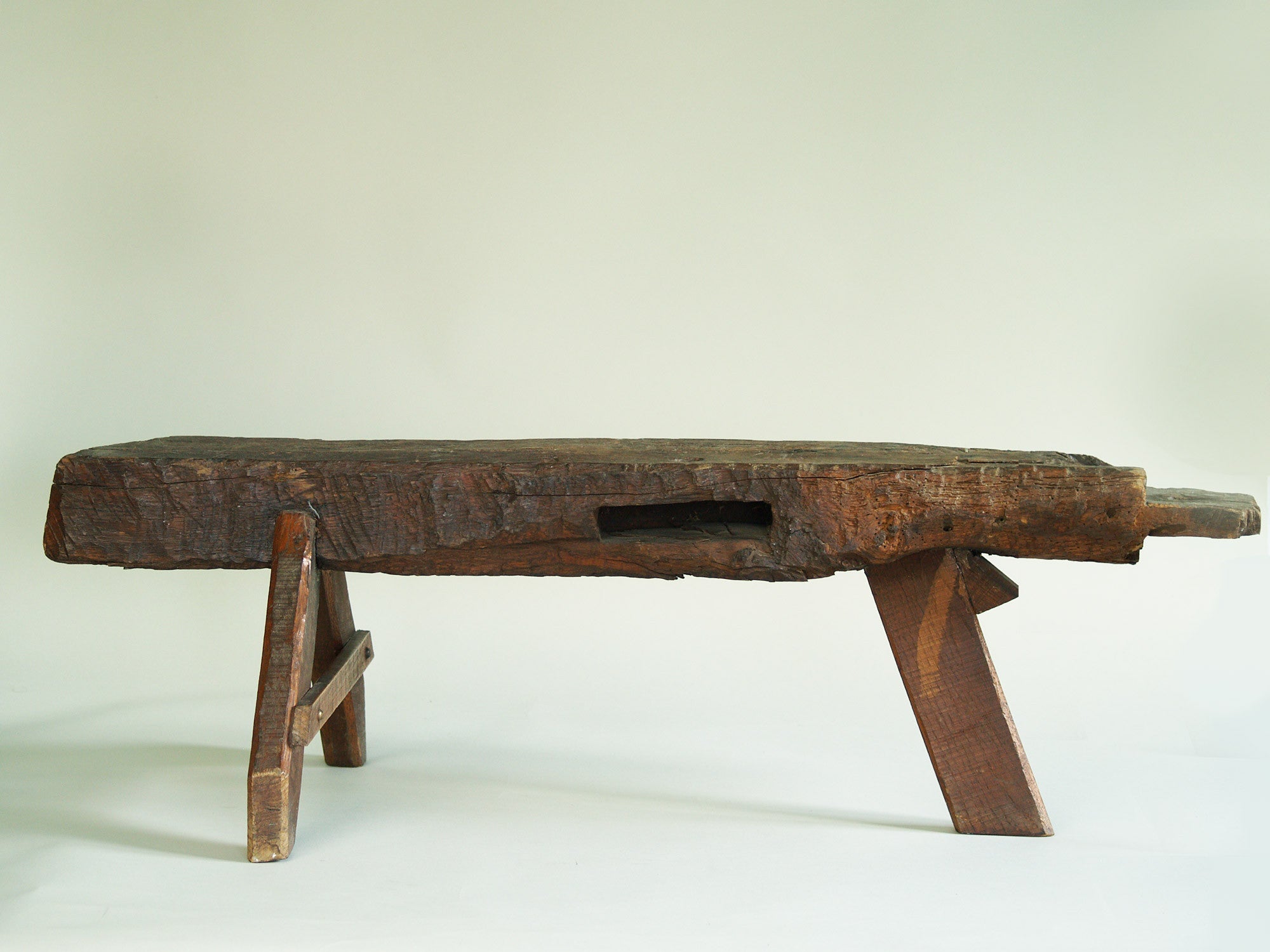 Banc de berger en bois sculpté, France (vers 1950)..shepherd’s natural wood bench, France (circa 1950)