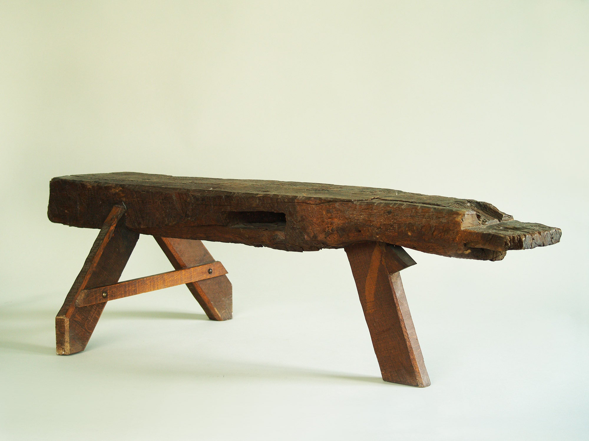 Banc de berger en bois sculpté, France (vers 1950)..shepherd’s natural wood bench, France (circa 1950)