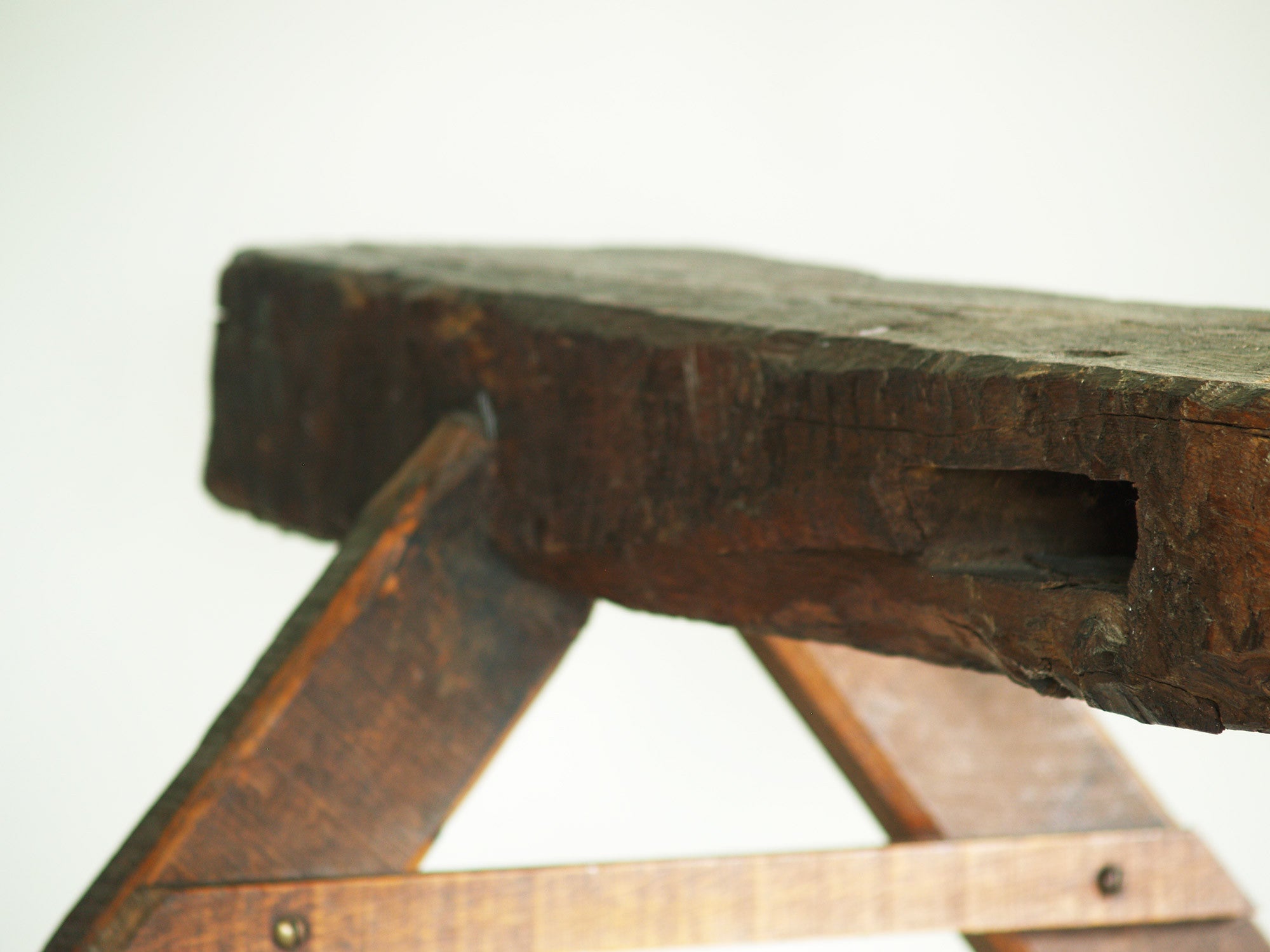 Banc de berger en bois sculpté, France (vers 1950)..shepherd’s natural wood bench, France (circa 1950)