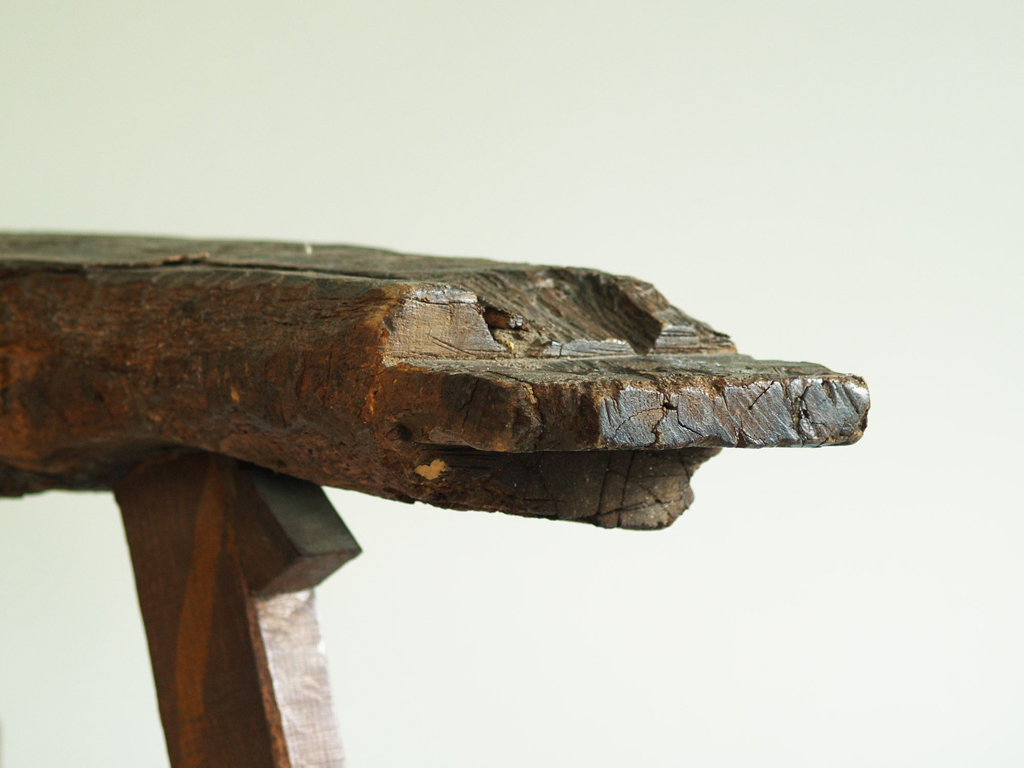 Banc de berger en bois sculpté, France (vers 1950)..shepherd’s natural wood bench, France (circa 1950)