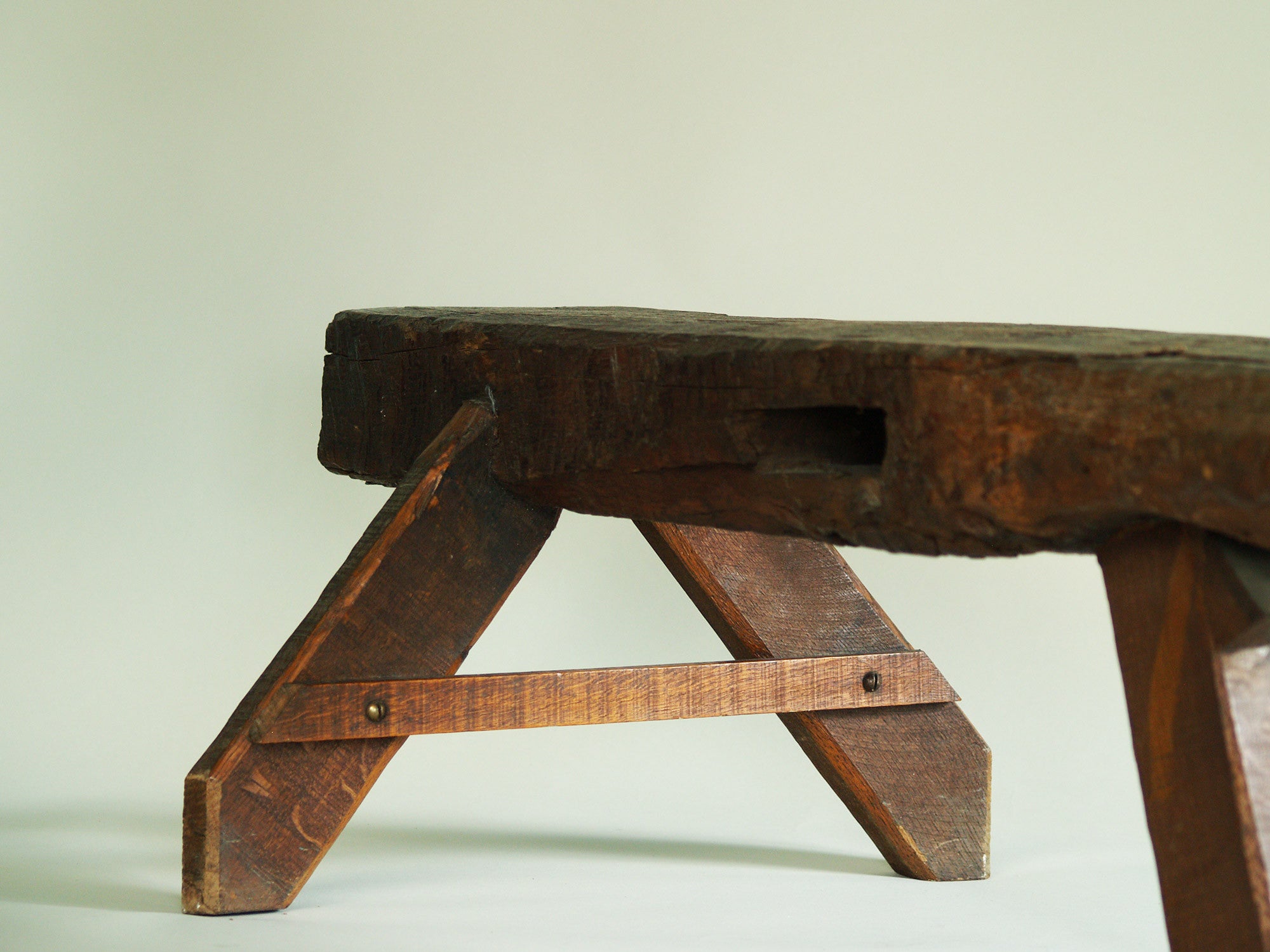 Banc de berger en bois sculpté, France (vers 1950)..shepherd’s natural wood bench, France (circa 1950)