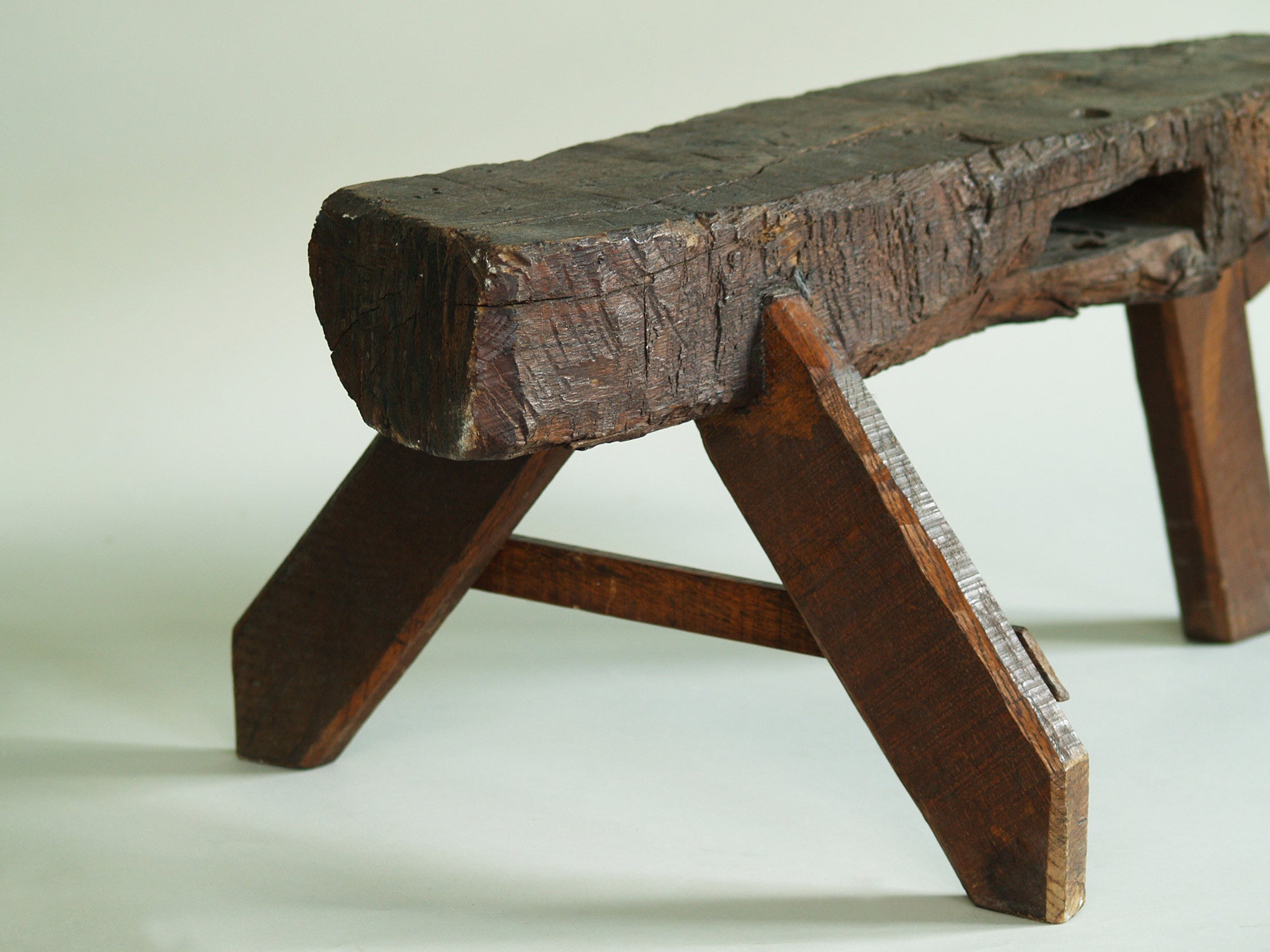 Banc de berger en bois sculpté, France (vers 1950)..shepherd’s natural wood bench, France (circa 1950)