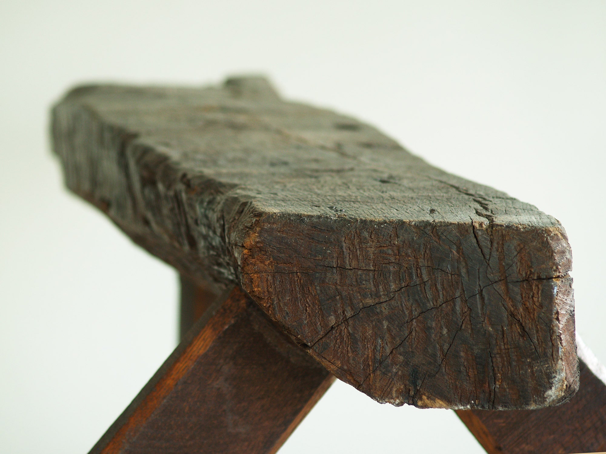 Banc de berger en bois sculpté, France (vers 1950)..shepherd’s natural wood bench, France (circa 1950)