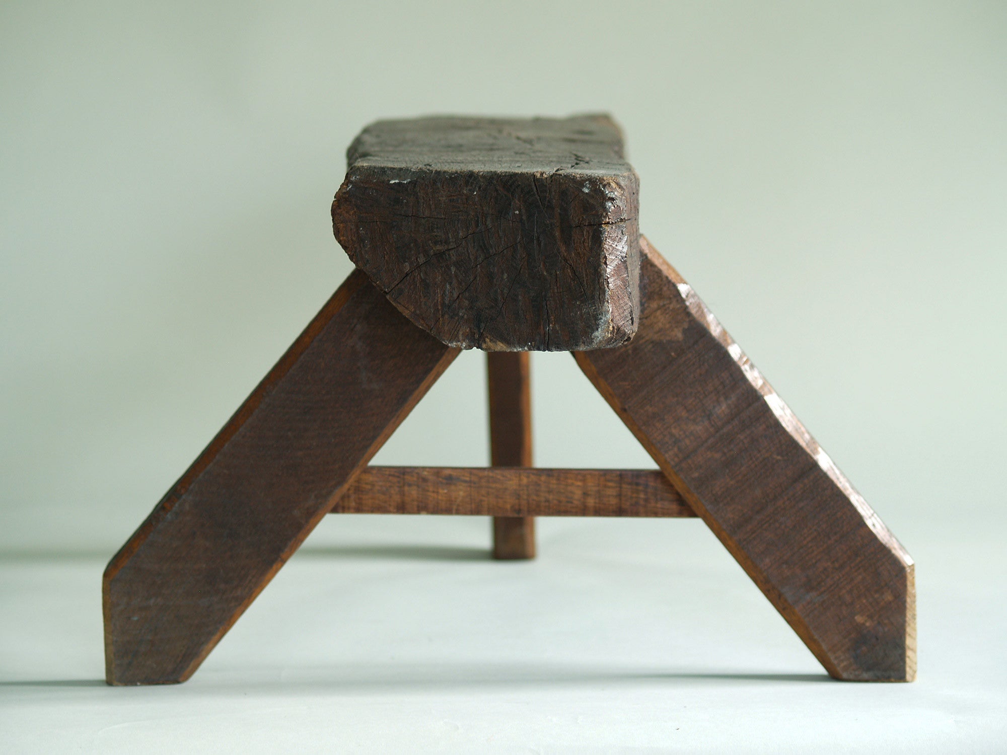 Banc de berger en bois sculpté, France (vers 1950)..shepherd’s natural wood bench, France (circa 1950)