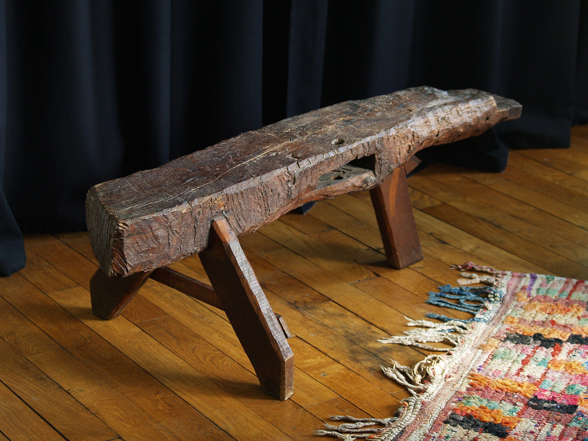 Banc de berger en bois sculpté, France (vers 1950)..shepherd’s natural wood bench, France (circa 1950)
