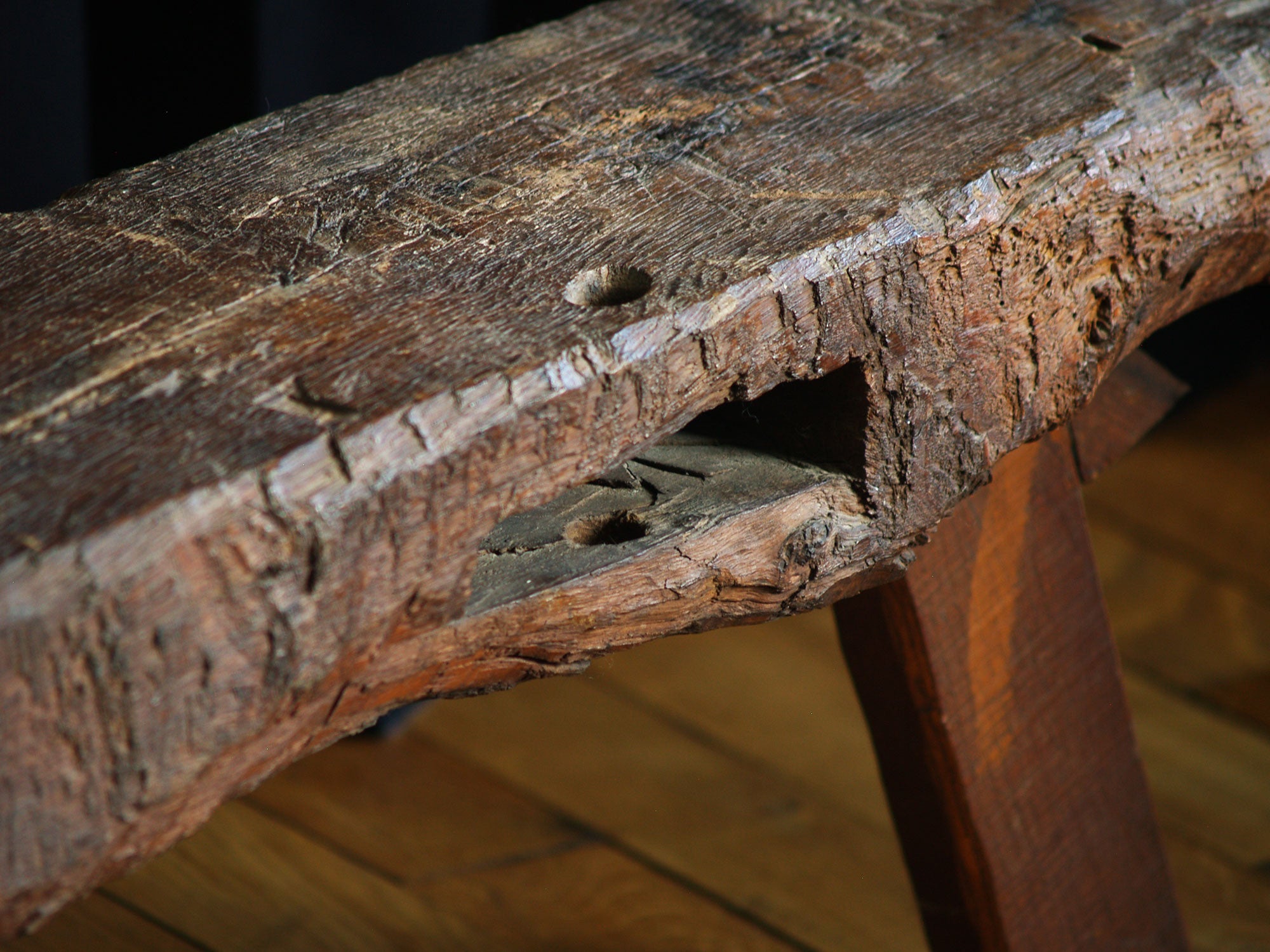 Banc de berger en bois sculpté, France (vers 1950)..shepherd’s natural wood bench, France (circa 1950)
