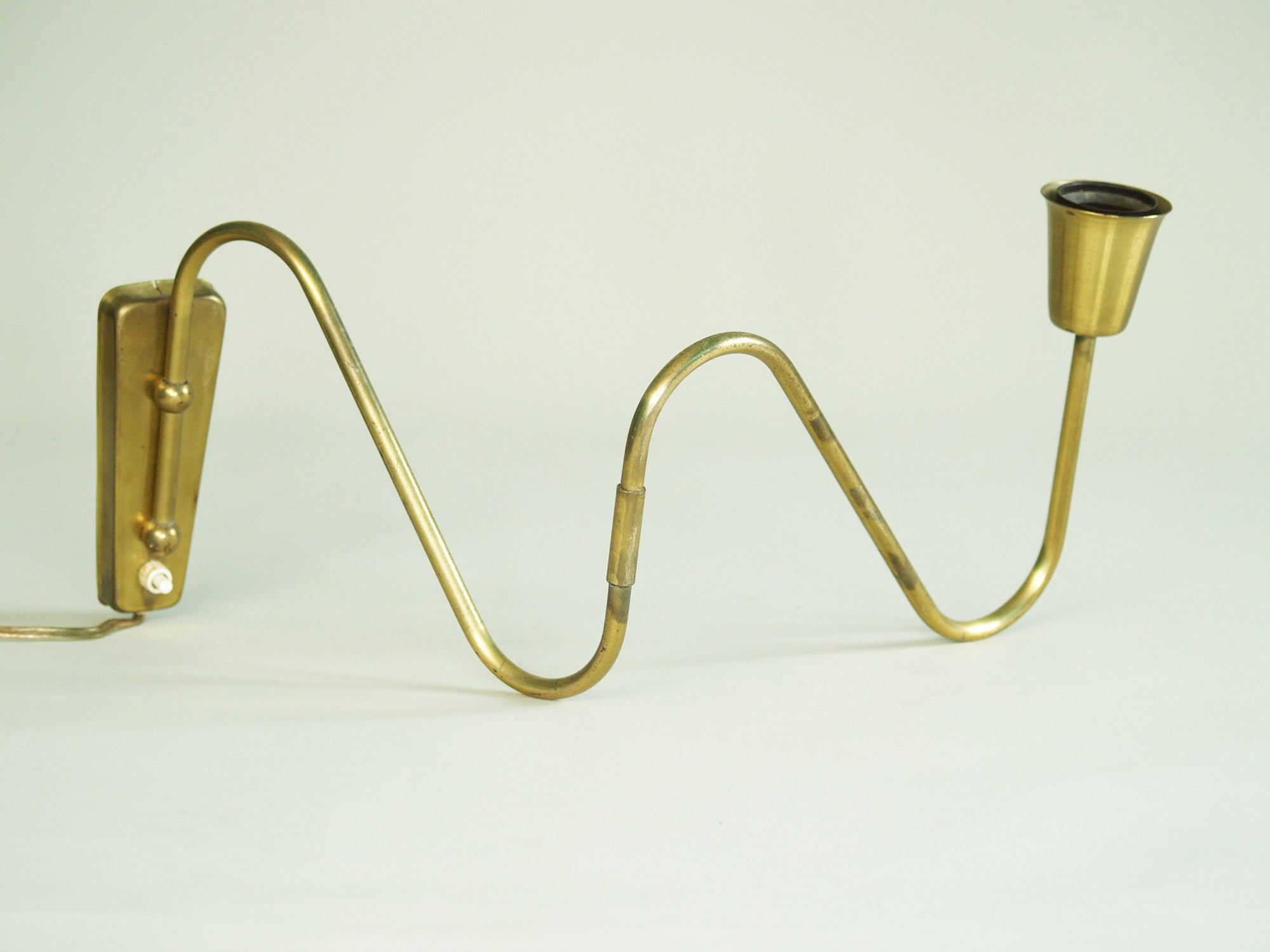 Paire d’appliques / potences de Bent Karlby pour Lyfa, Danemark (vers 1950)..Pair of swing arm wall light by Bent Karlby for Lyfa, Denmark (circa 1950)