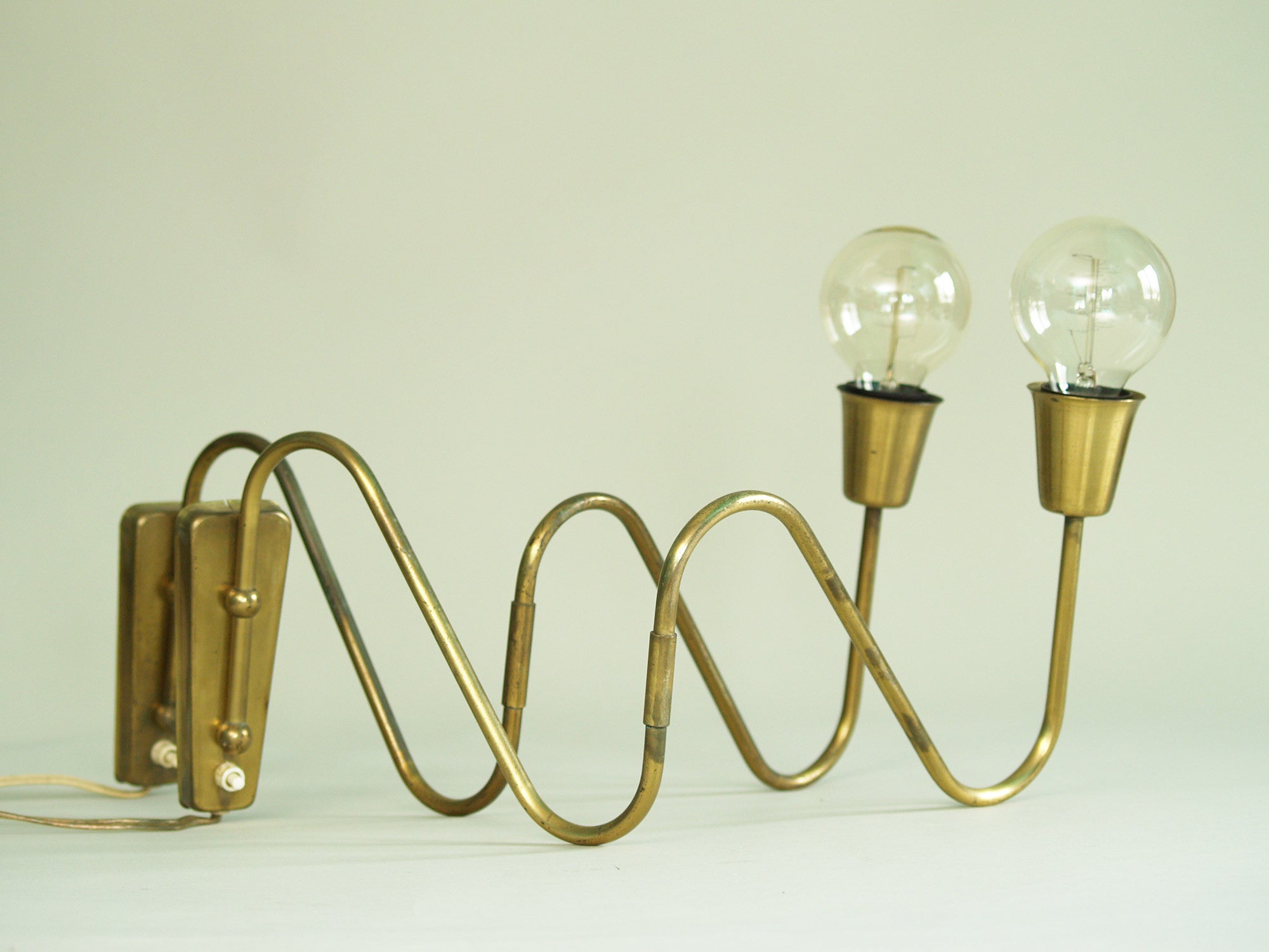 Paire d’appliques / potences de Bent Karlby pour Lyfa, Danemark (vers 1950)..Pair of swing arm wall light by Bent Karlby for Lyfa, Denmark (circa 1950)