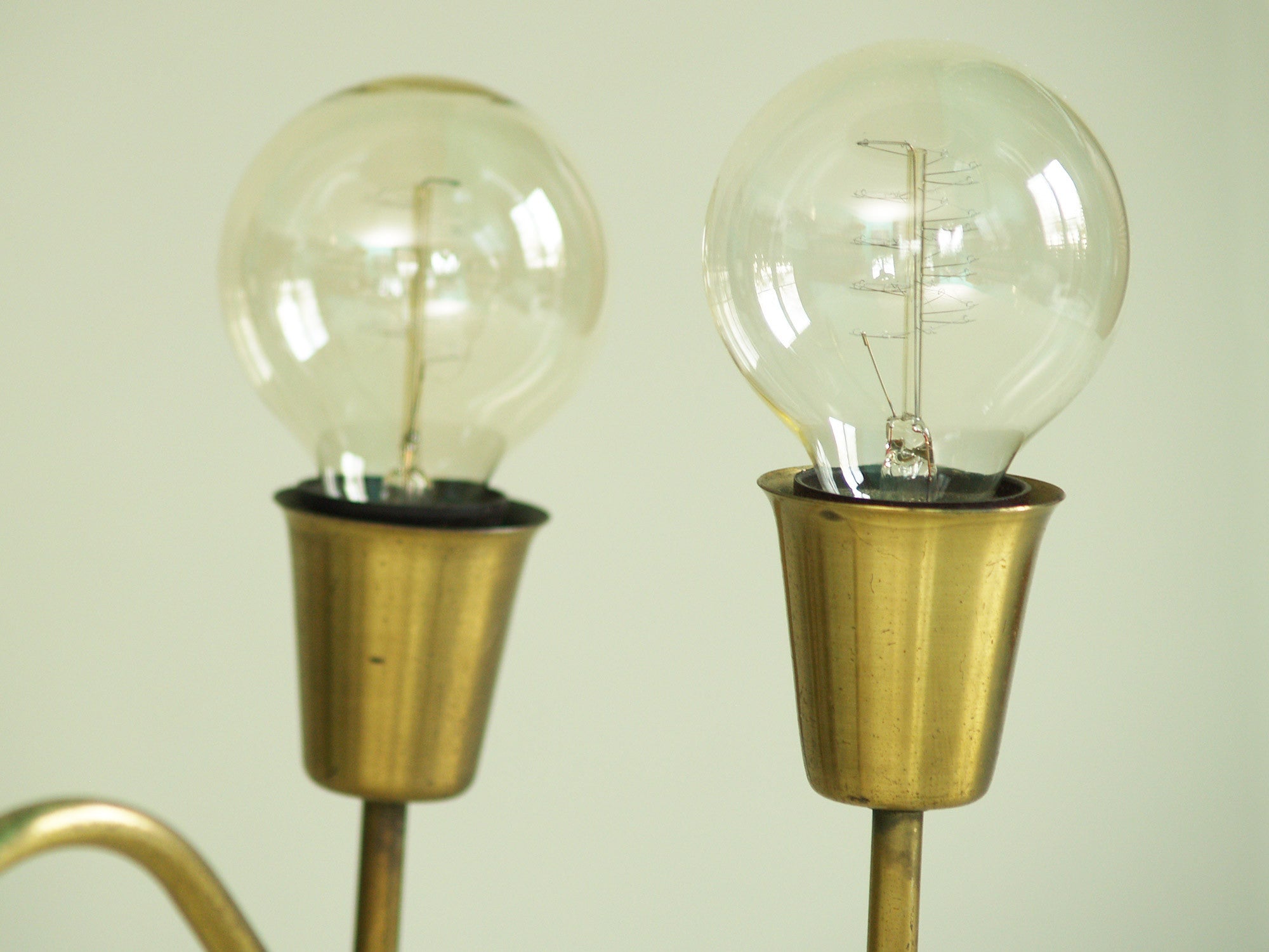 Paire d’appliques / potences de Bent Karlby pour Lyfa, Danemark (vers 1950)..Pair of swing arm wall light by Bent Karlby for Lyfa, Denmark (circa 1950)