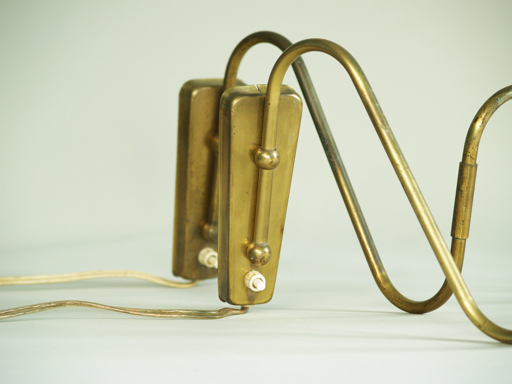 Paire d’appliques / potences de Bent Karlby pour Lyfa, Danemark (vers 1950)..Pair of swing arm wall light by Bent Karlby for Lyfa, Denmark (circa 1950)