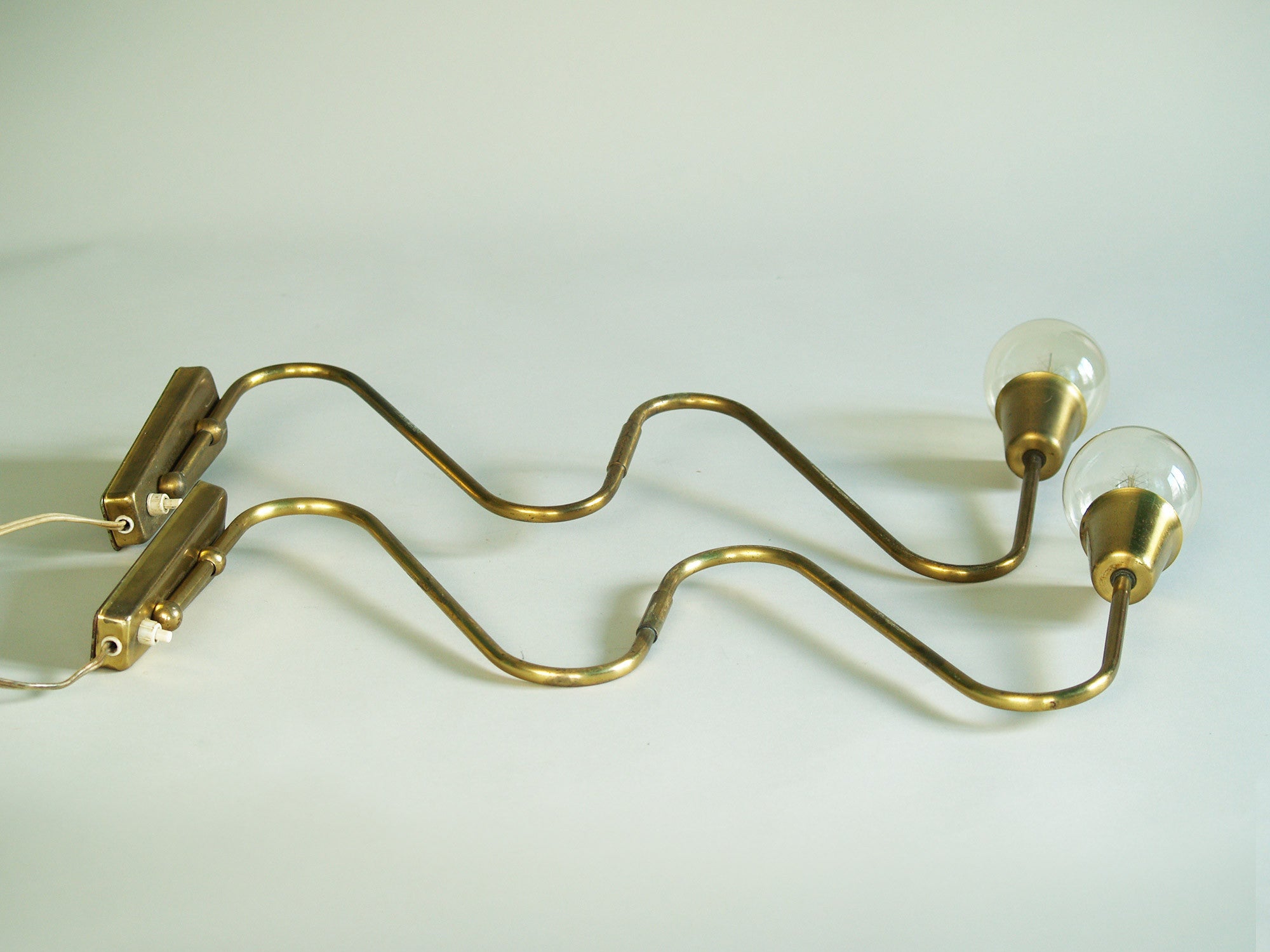 Paire d’appliques / potences de Bent Karlby pour Lyfa, Danemark (vers 1950)..Pair of swing arm wall light by Bent Karlby for Lyfa, Denmark (circa 1950)