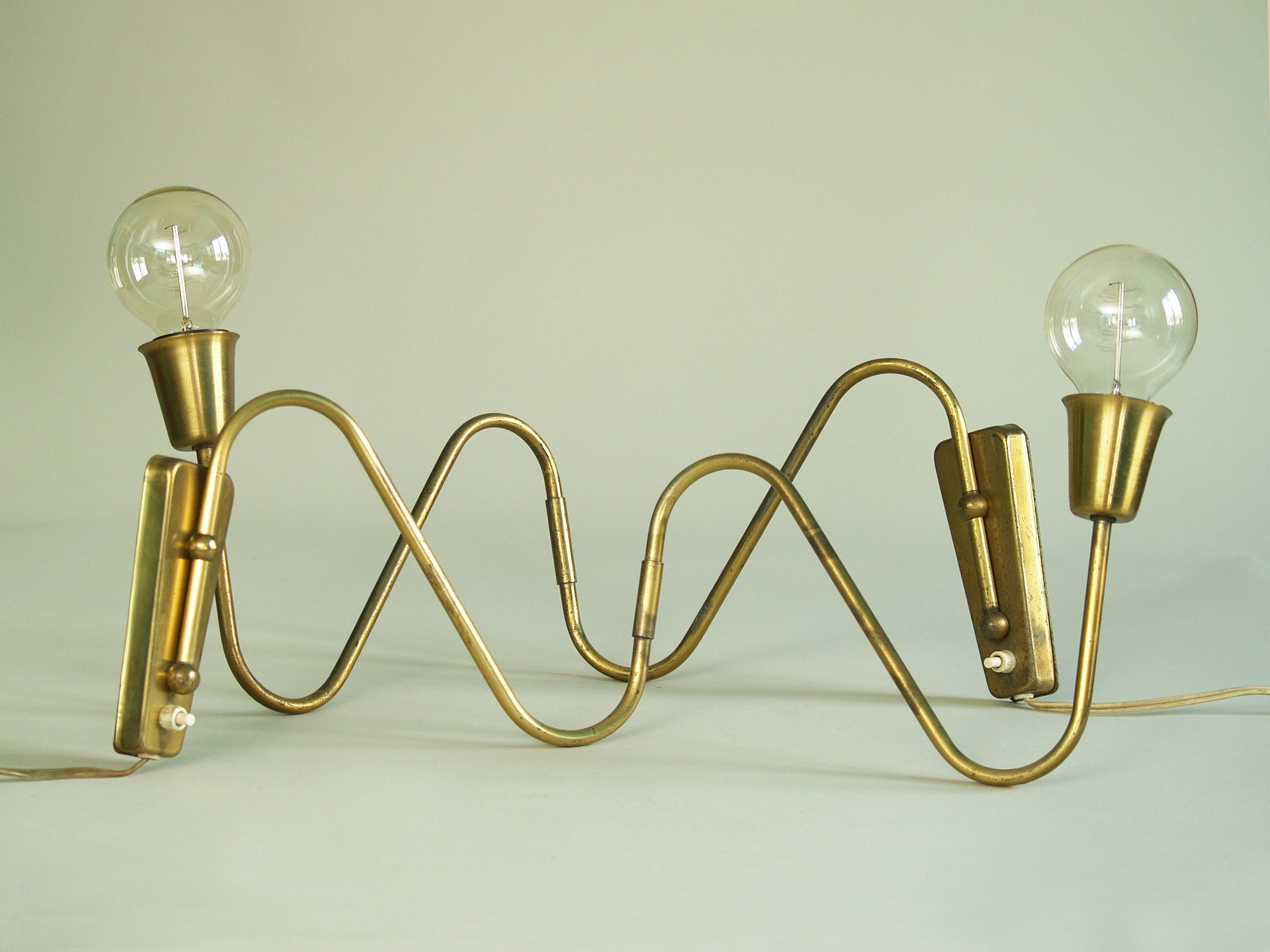 Paire d’appliques / potences de Bent Karlby pour Lyfa, Danemark (vers 1950)..Pair of swing arm wall light by Bent Karlby for Lyfa, Denmark (circa 1950)