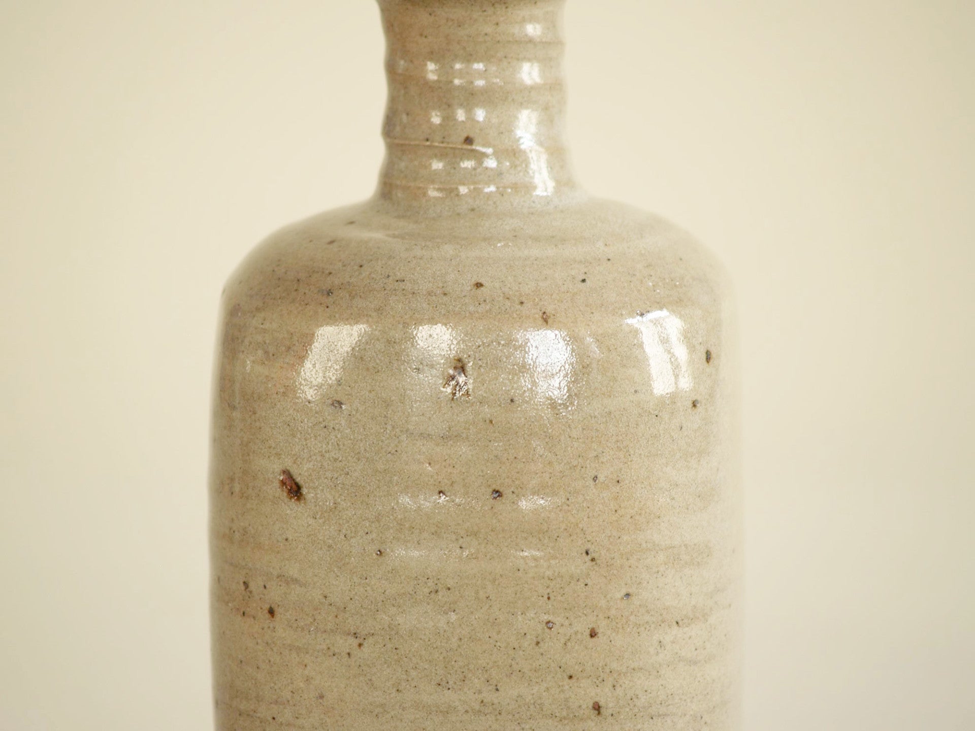 Ensemble de bouteilles à saké Tokkuri de Pierre Digan et Janet Stedman, France (vers 1970)..Set of two Tokkuri sake bottles by Pierre Digan et Janet Stedman, France (circa 1970)