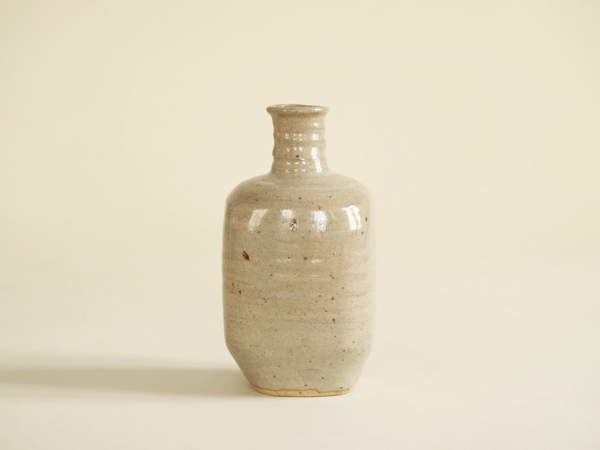 Ensemble de bouteilles à saké Tokkuri de Pierre Digan et Janet Stedman, France (vers 1970)..Set of two Tokkuri sake bottles by Pierre Digan et Janet Stedman, France (circa 1970)