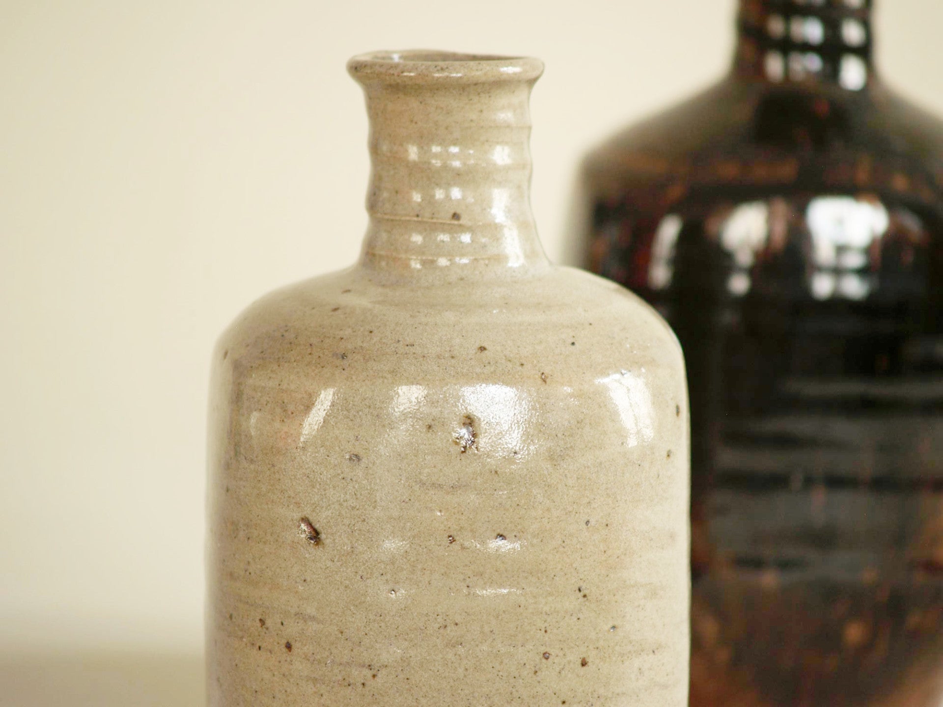 Ensemble de bouteilles à saké Tokkuri de Pierre Digan et Janet Stedman, France (vers 1970)..Set of two Tokkuri sake bottles by Pierre Digan et Janet Stedman, France (circa 1970)