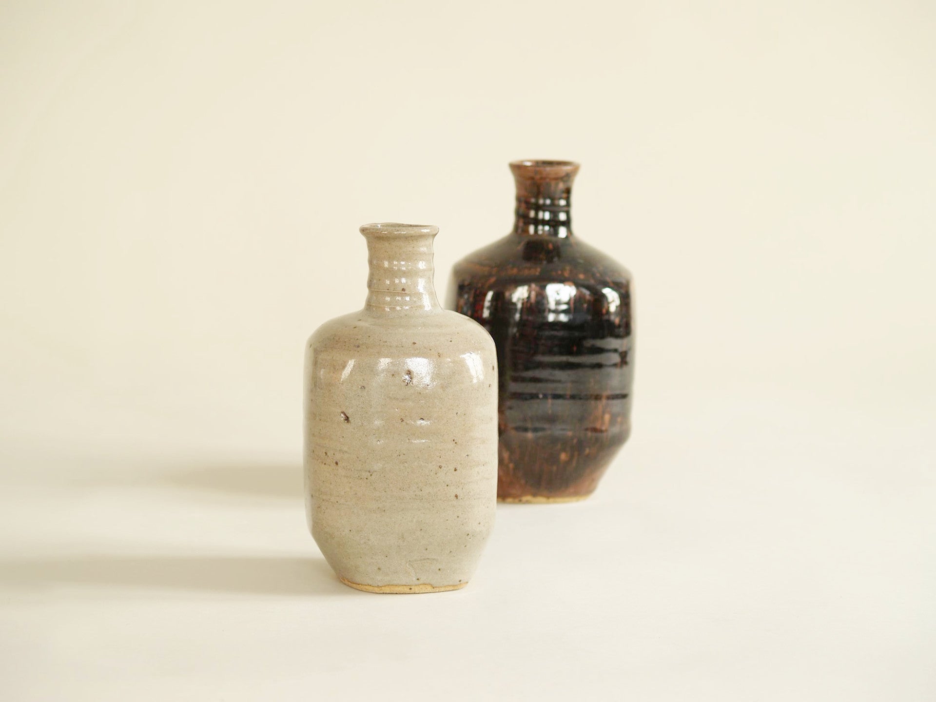 Ensemble de bouteilles à saké Tokkuri de Pierre Digan et Janet Stedman, France (vers 1970)..Set of two Tokkuri sake bottles by Pierre Digan et Janet Stedman, France (circa 1970)