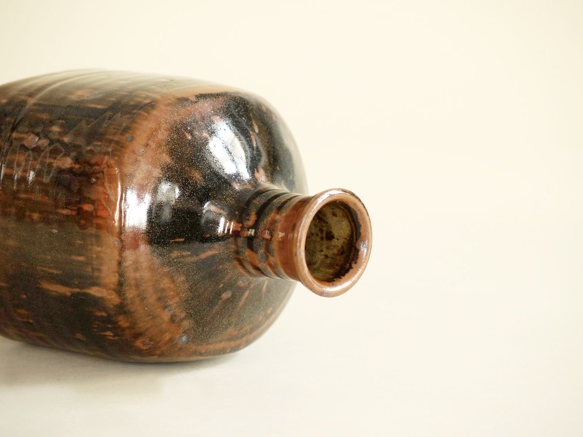 Ensemble de bouteilles à saké Tokkuri de Pierre Digan et Janet Stedman, France (vers 1970)..Set of two Tokkuri sake bottles by Pierre Digan et Janet Stedman, France (circa 1970)