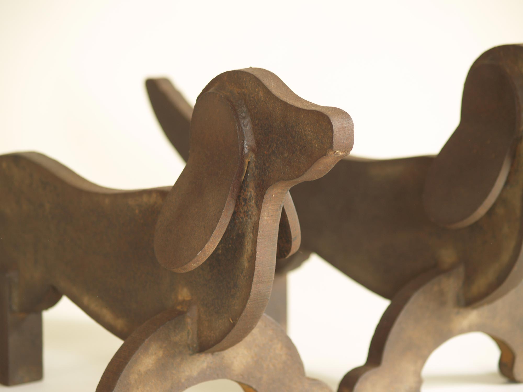 Paire de chenets Art Déco attribués à Édouard Schenck, France (vers 1930)..Pair of Art Déco fire-dogs andirons attributed to Édouard Schenck, France (circa 1930)
