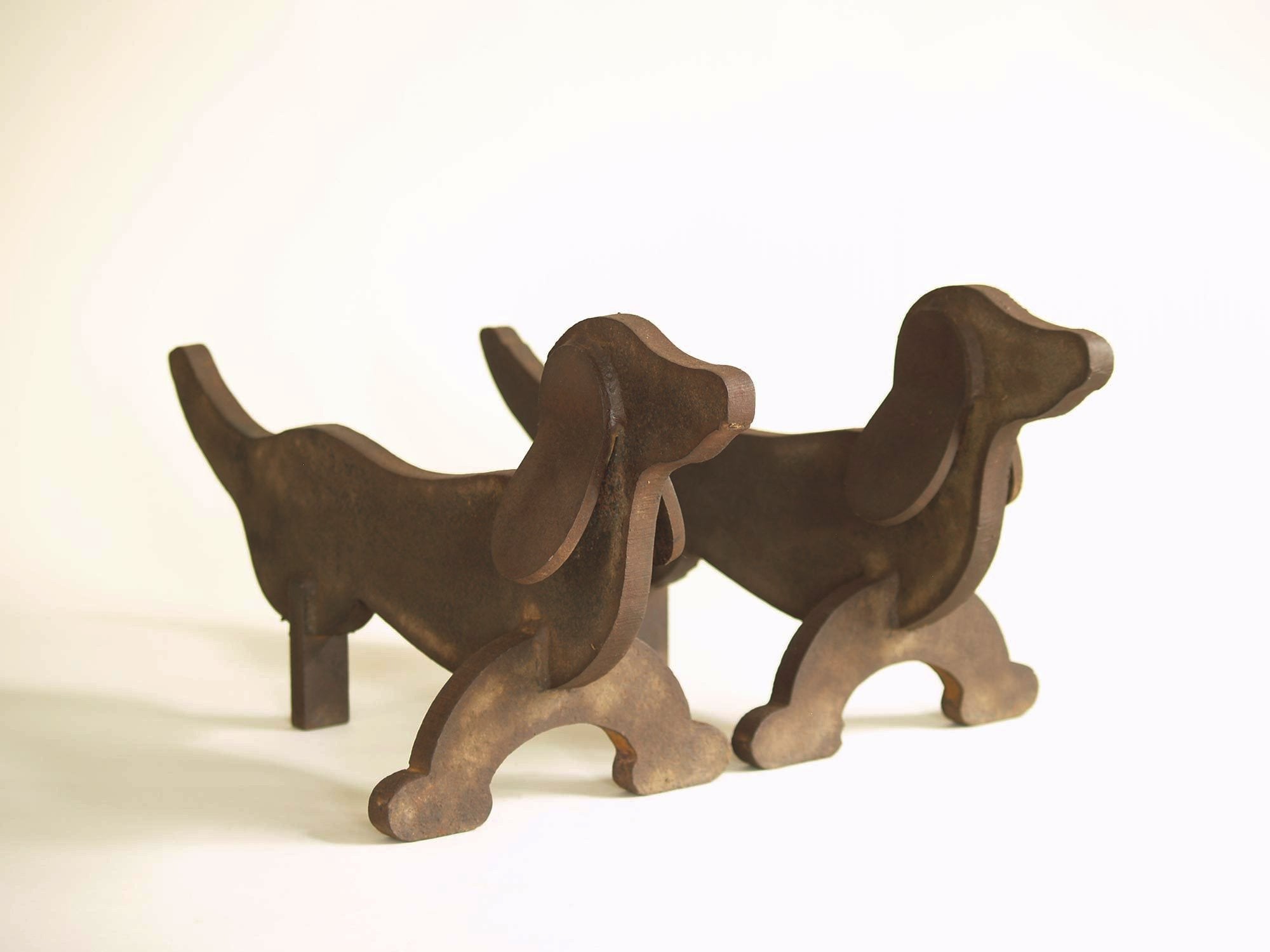 Paire de chenets Art Déco attribués à Édouard Schenck, France (vers 1930)..Pair of Art Déco fire-dogs andirons attributed to Édouard Schenck, France (circa 1930)