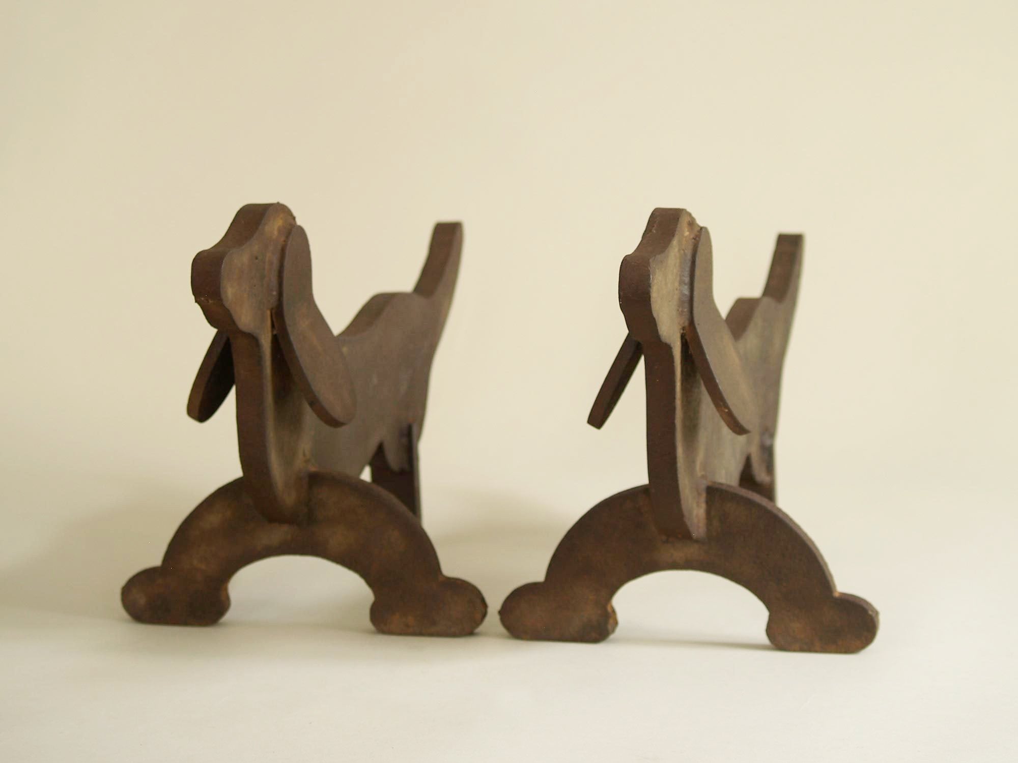 Paire de chenets Art Déco attribués à Édouard Schenck, France (vers 1930)..Pair of Art Déco fire-dogs andirons attributed to Édouard Schenck, France (circa 1930)