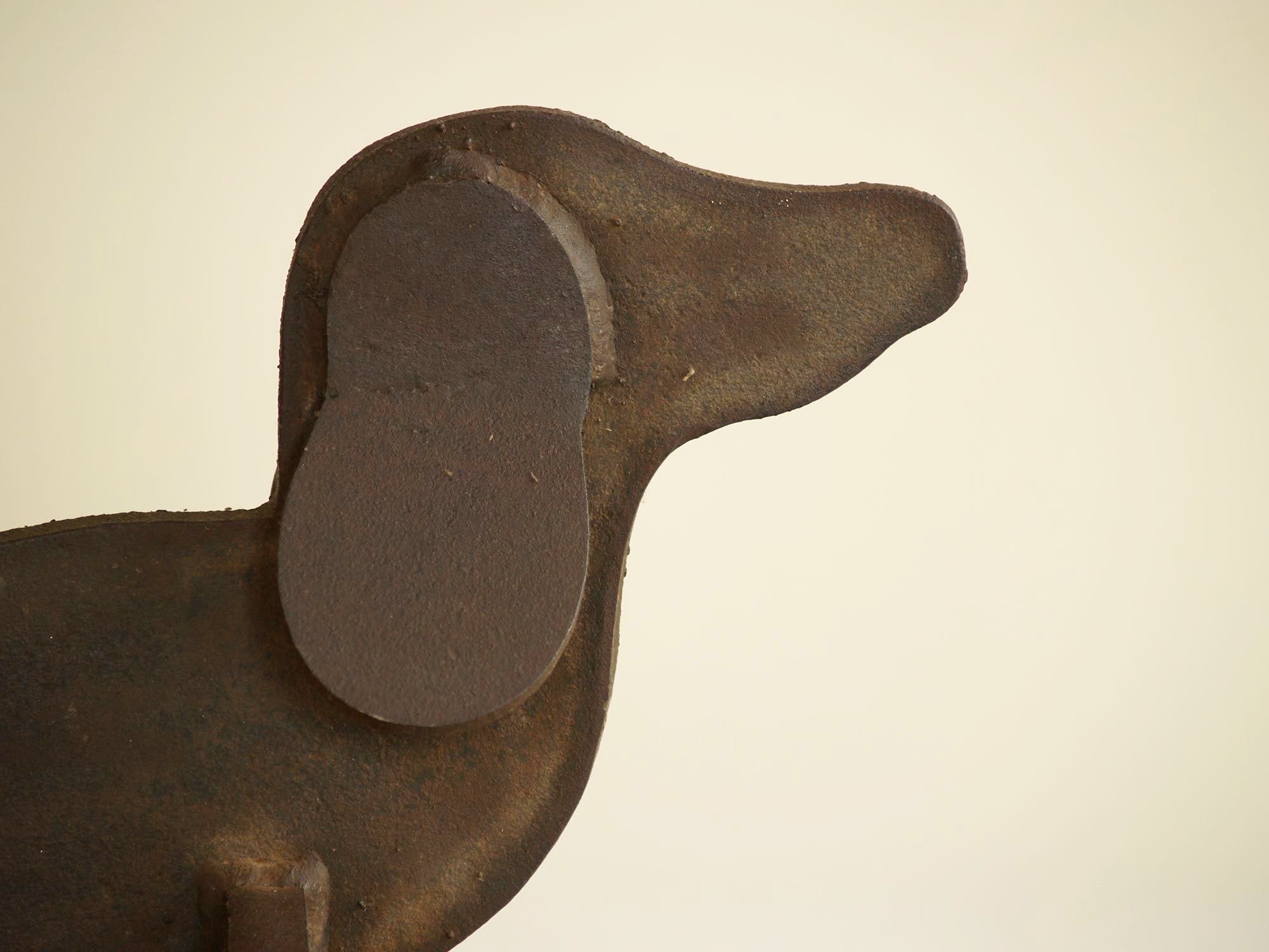 Paire de chenets Art Déco attribués à Édouard Schenck, France (vers 1930)..Pair of Art Déco fire-dogs andirons attributed to Édouard Schenck, France (circa 1930)
